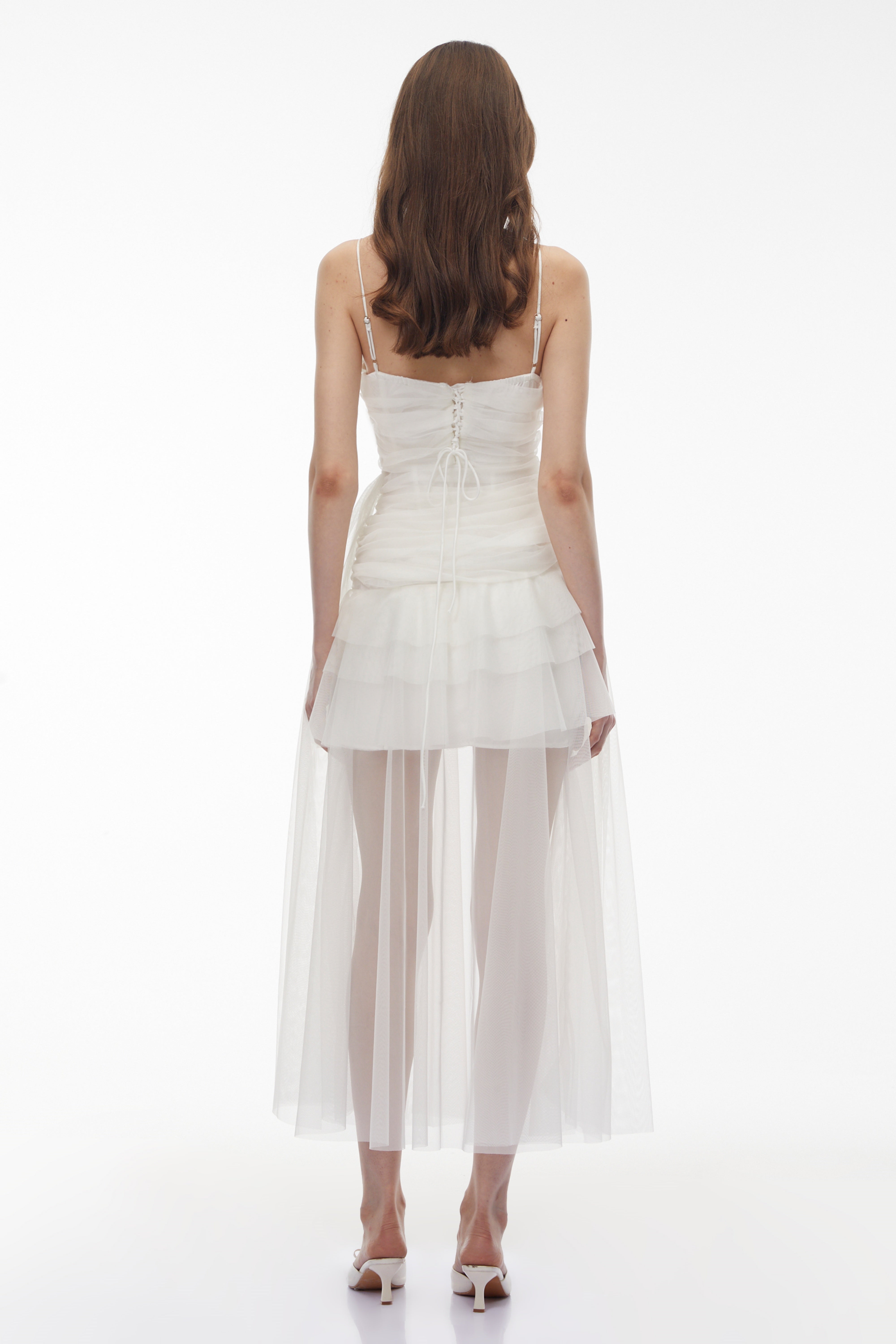 فستان طويل من شبكة غير متناسقة باللون الأبيض من Thisbe