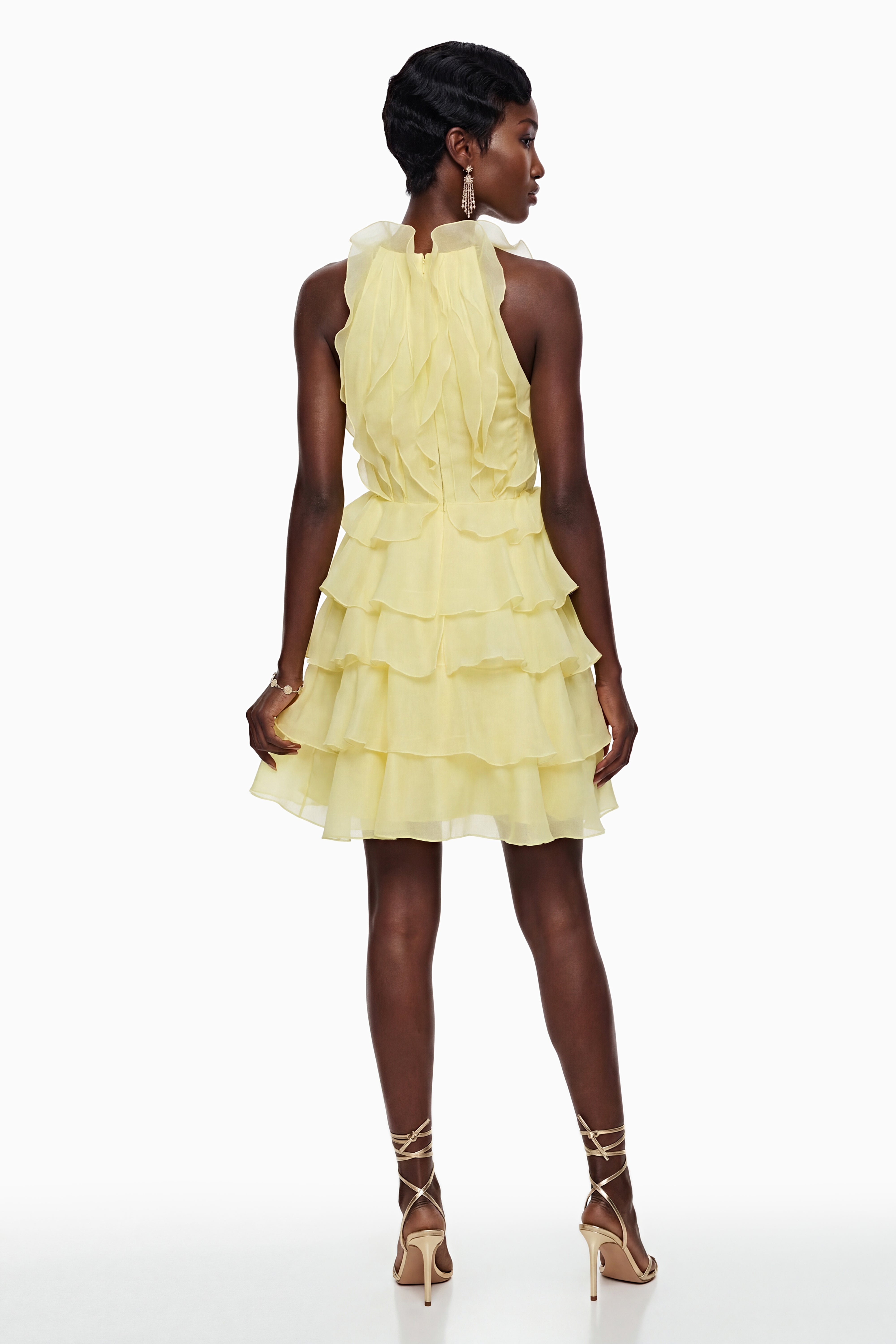 فستان قصير من ثوليسيل باللون الأصفر الفاتح، برقبة حلقية وكشكشة