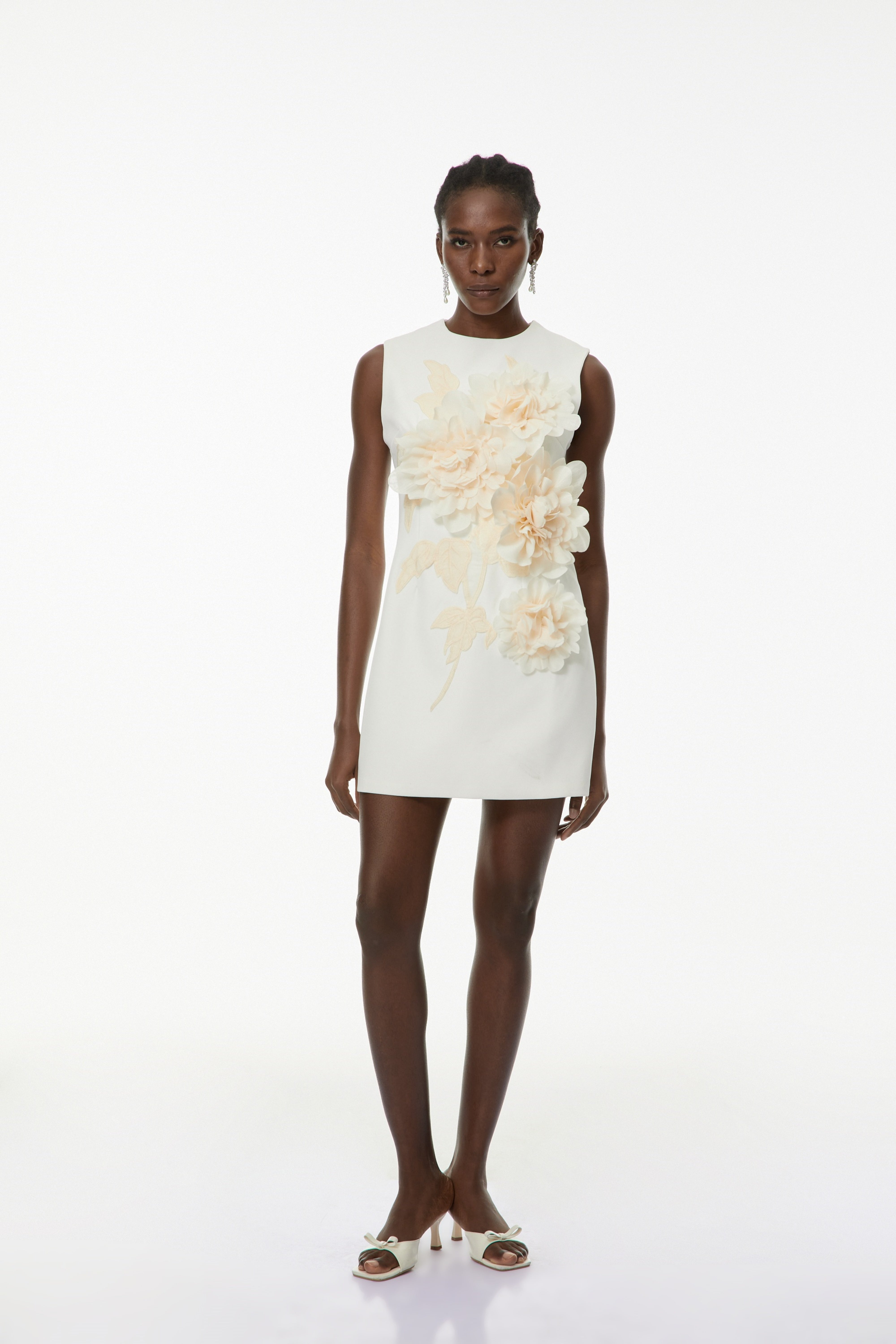 Toril Weißes 3D-Mini-Kleid mit Farbblock-Design und Blütenblättern