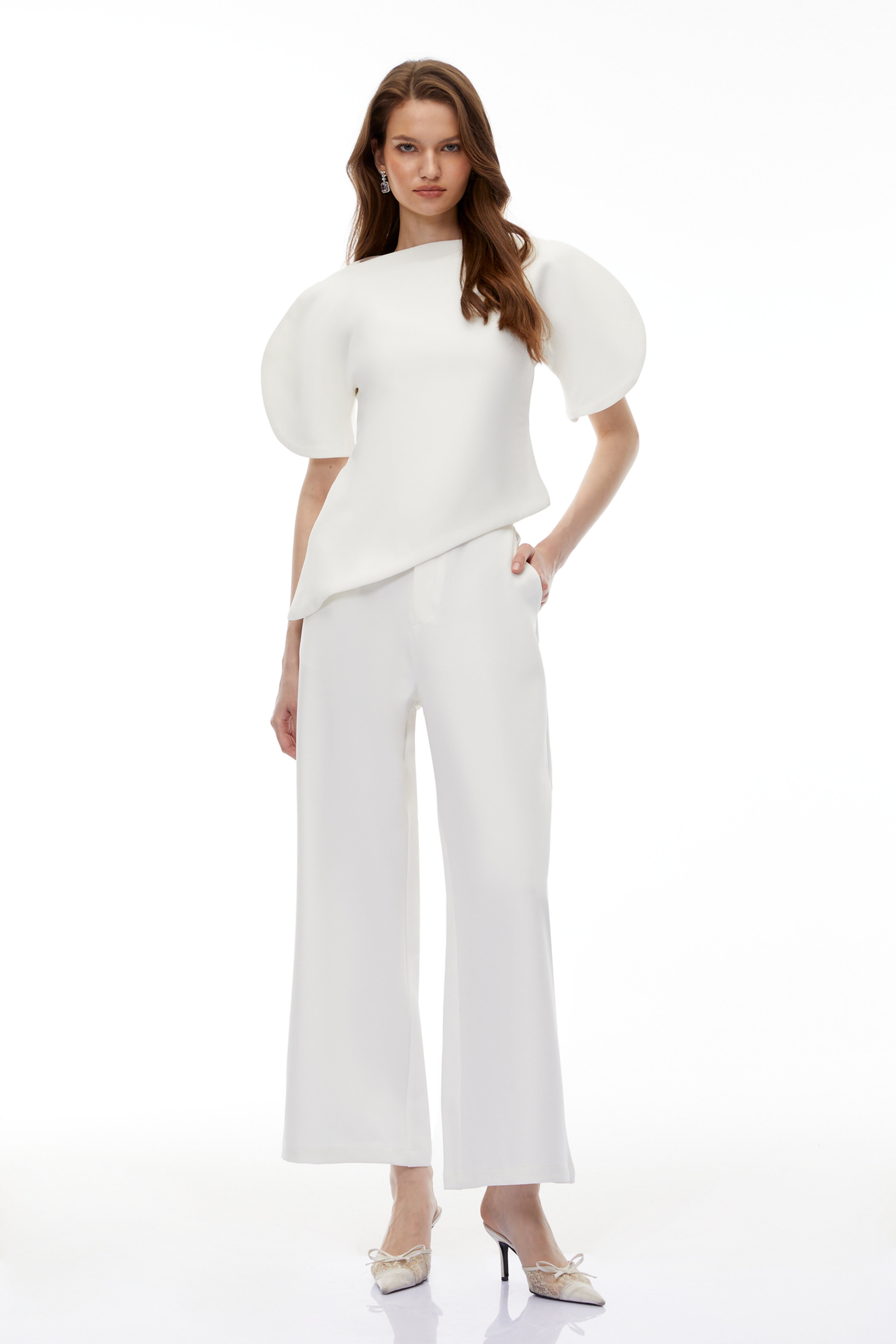 طقم بلوزة وسروال من "أوليانا" بأكمام منفوشة باللون الأبيض