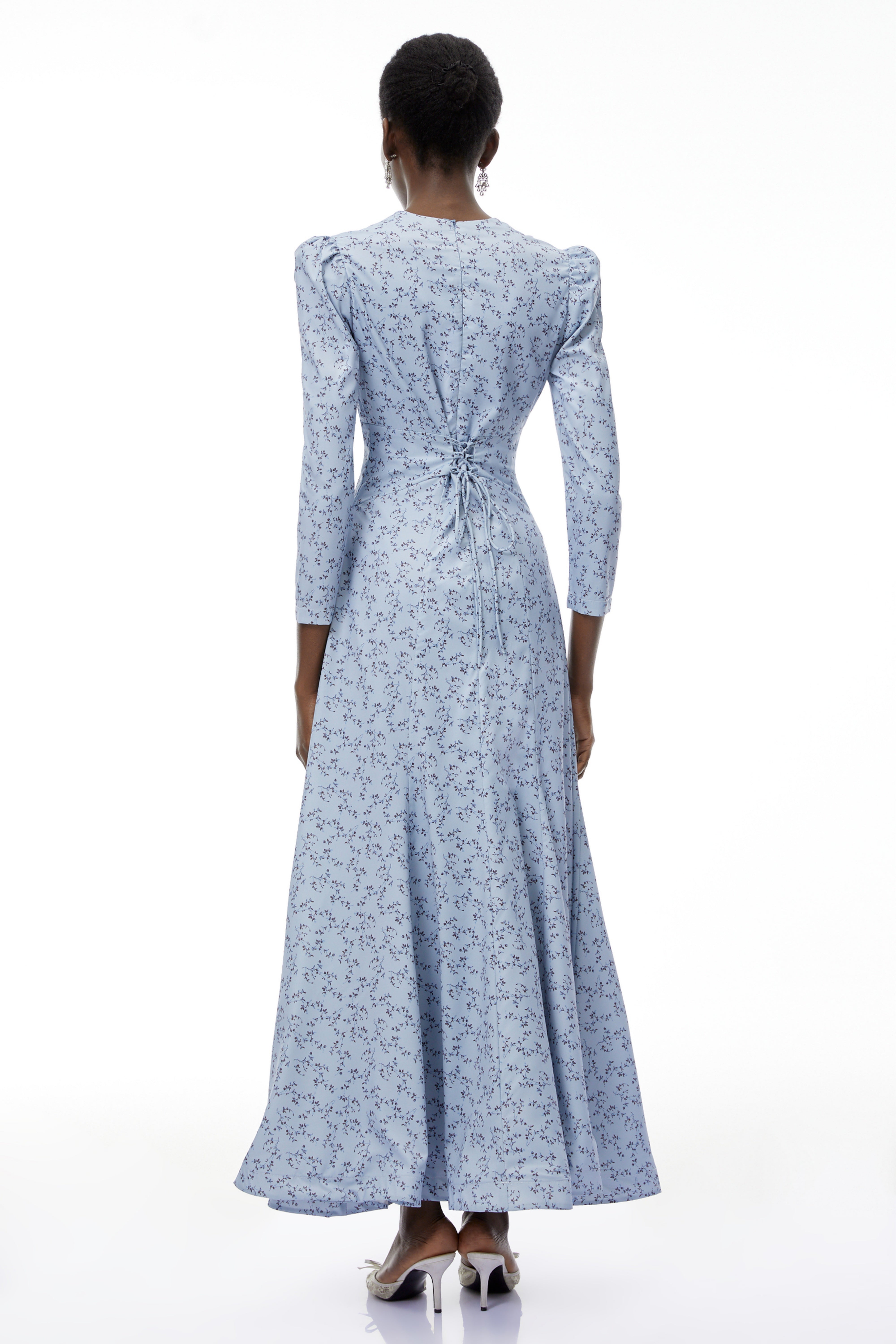 Maxikleid mit Rüschen und blauem Blumenmuster