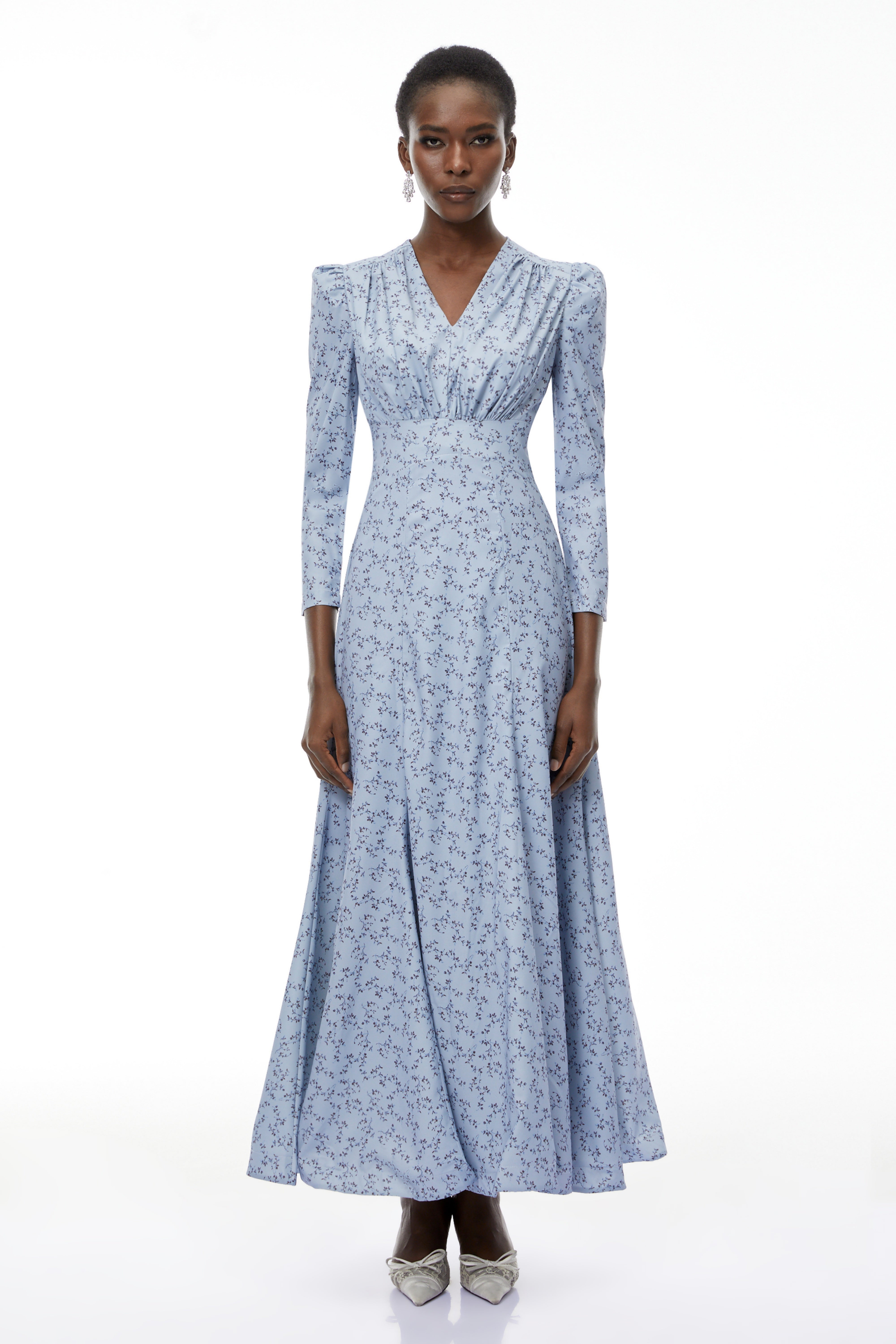 Maxikleid mit Rüschen und blauem Blumenmuster