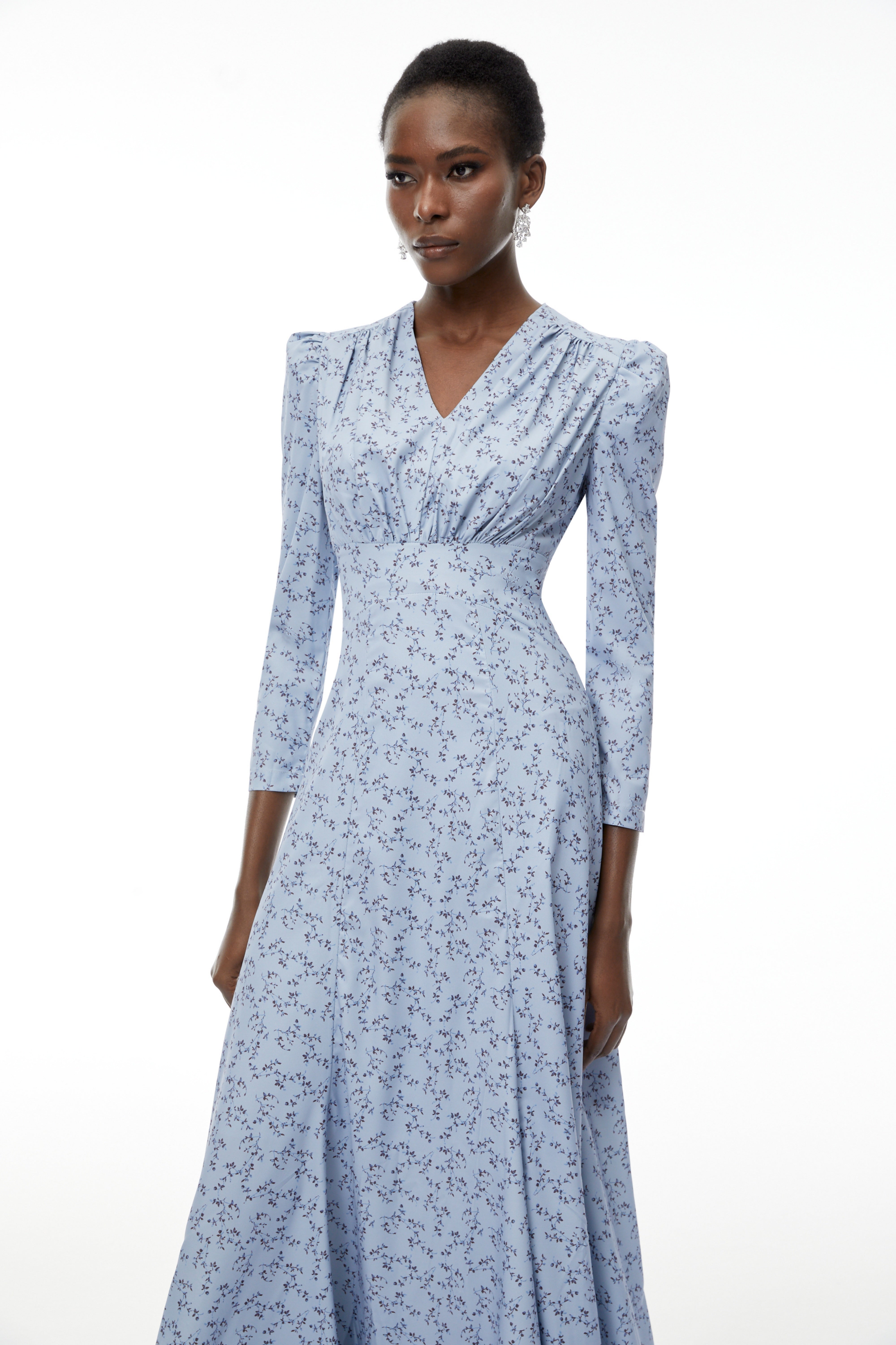 Maxikleid mit Rüschen und blauem Blumenmuster