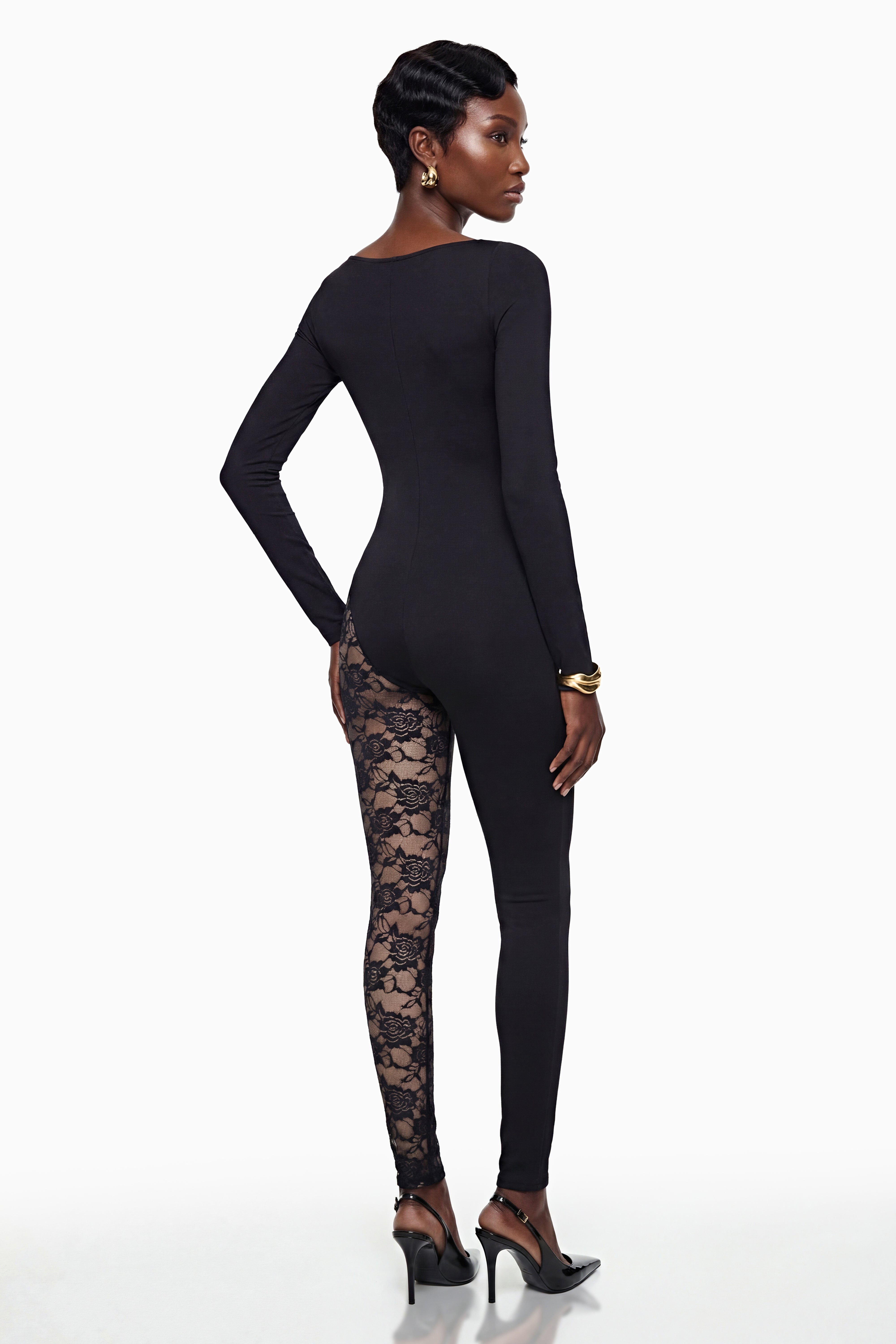 بذلة فيلما ذات الأجزاء الدانتيلية باللون الأسود