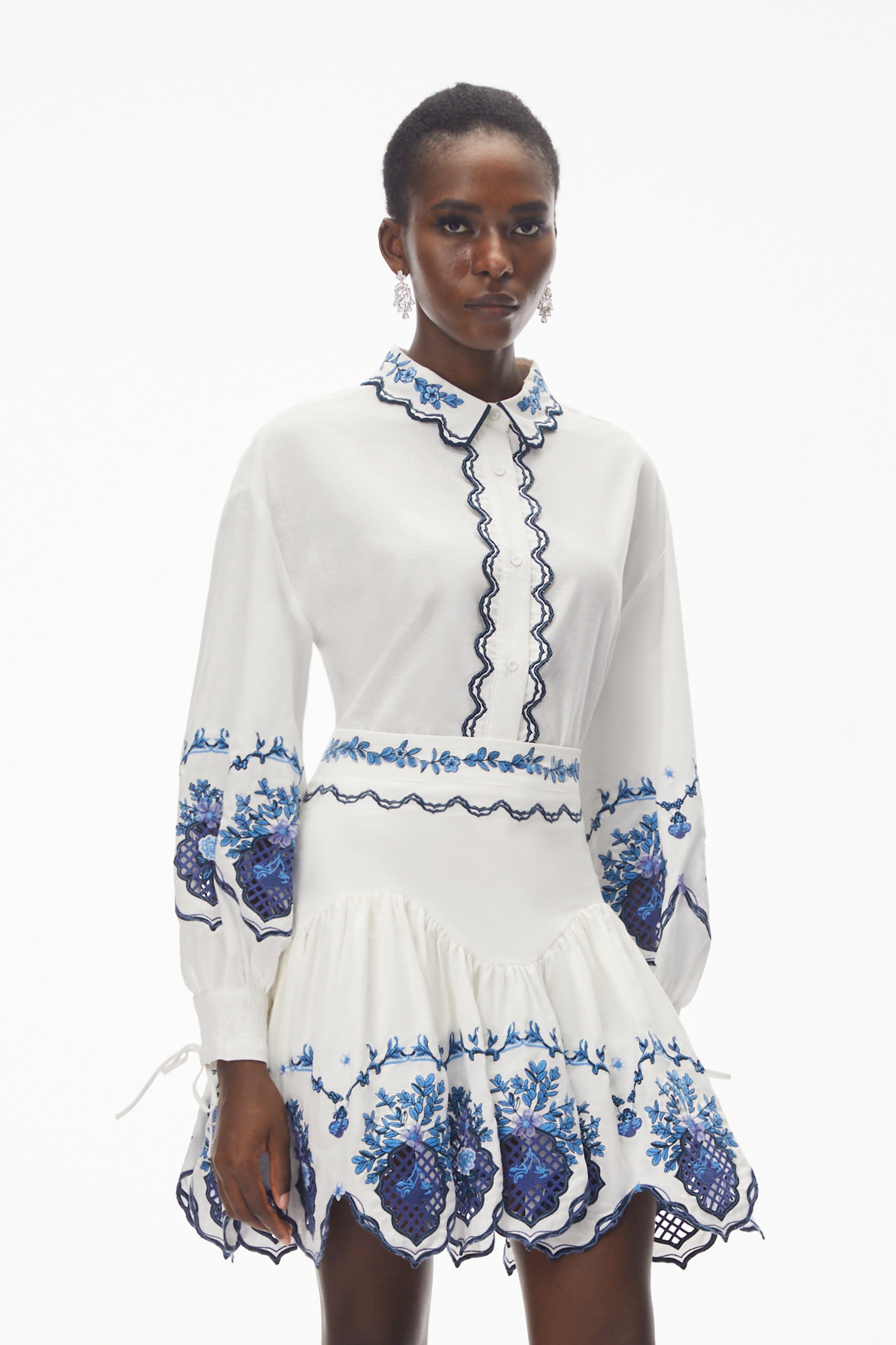 Vivienne – Set aus weißer Bluse und Rock mit Stickerei und Ausschnitten