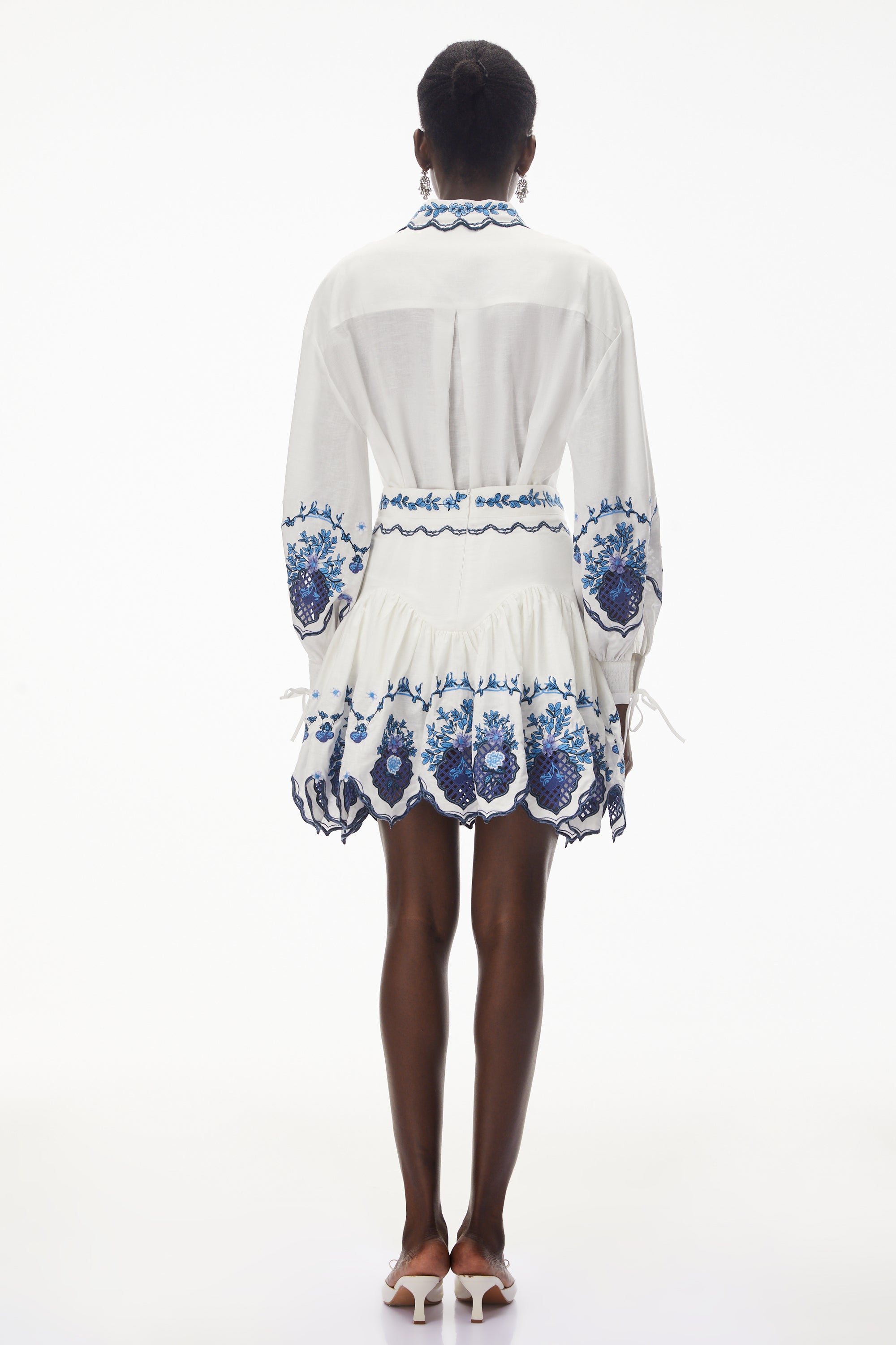 طقم بلوزة وتنورة من فيفيان وايت مطرزان مع فتحات