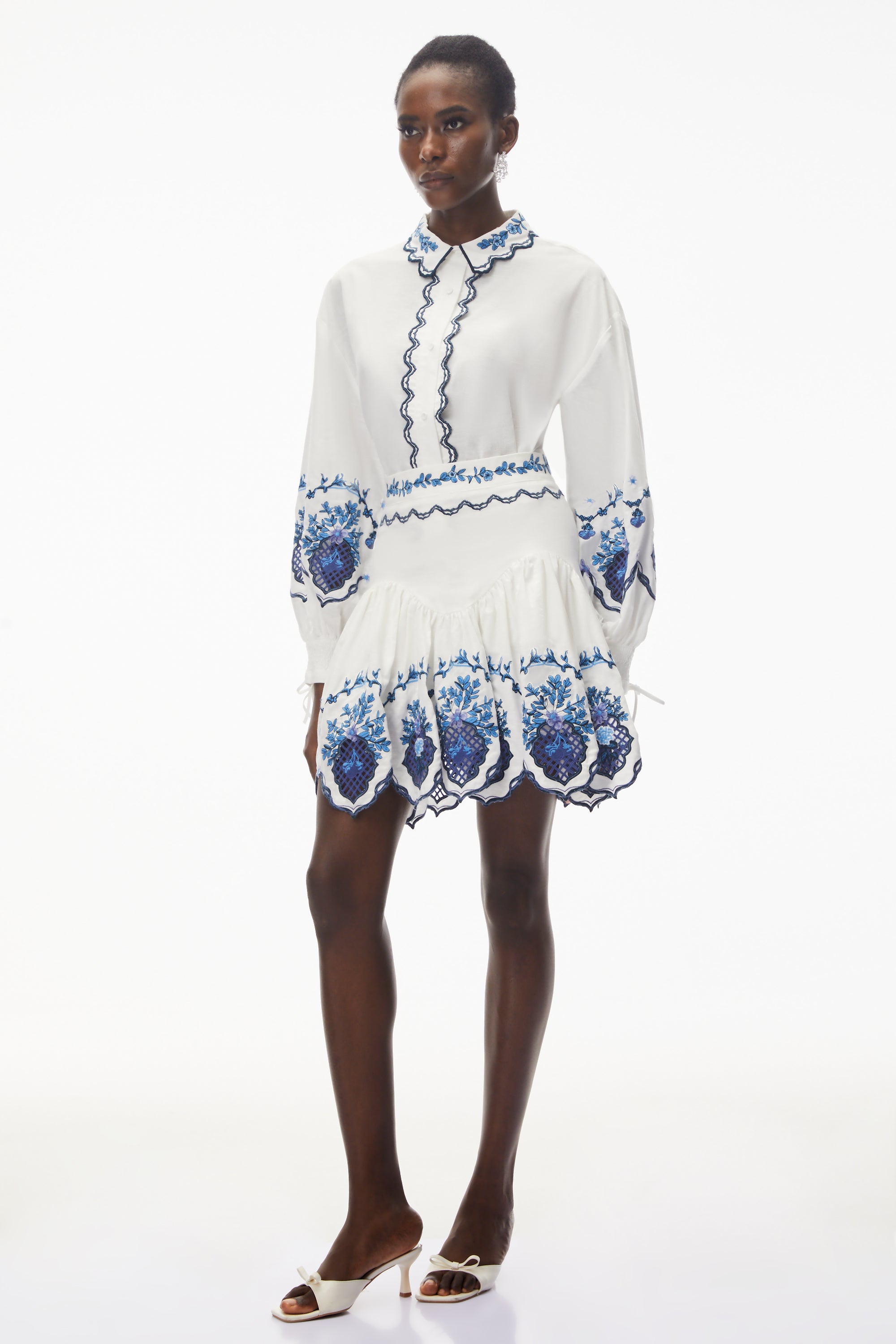 طقم بلوزة وتنورة من فيفيان وايت مطرزان مع فتحات