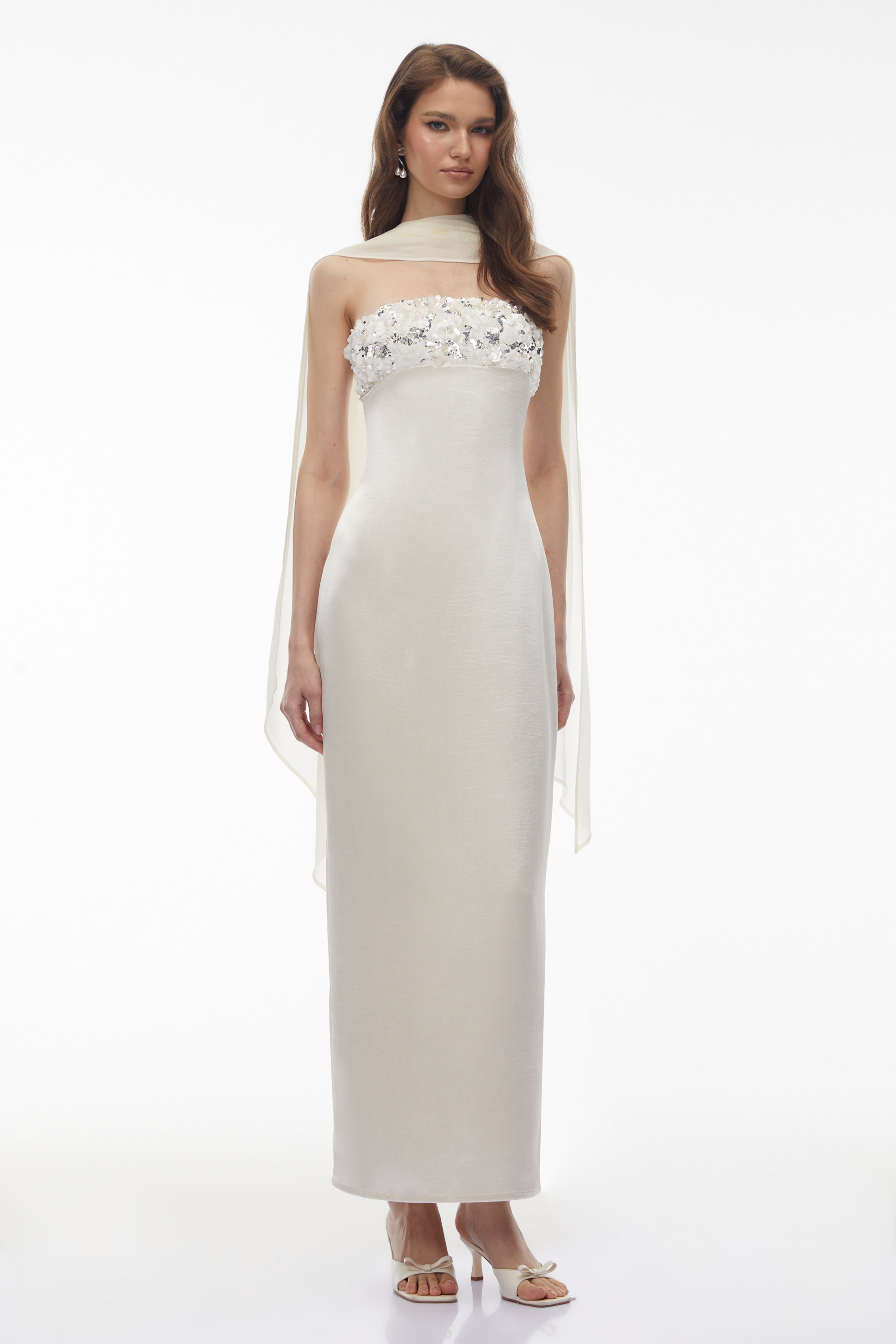 فستان طويل مكشوف الكتفين مزين بالترتر من فيفيان وايت