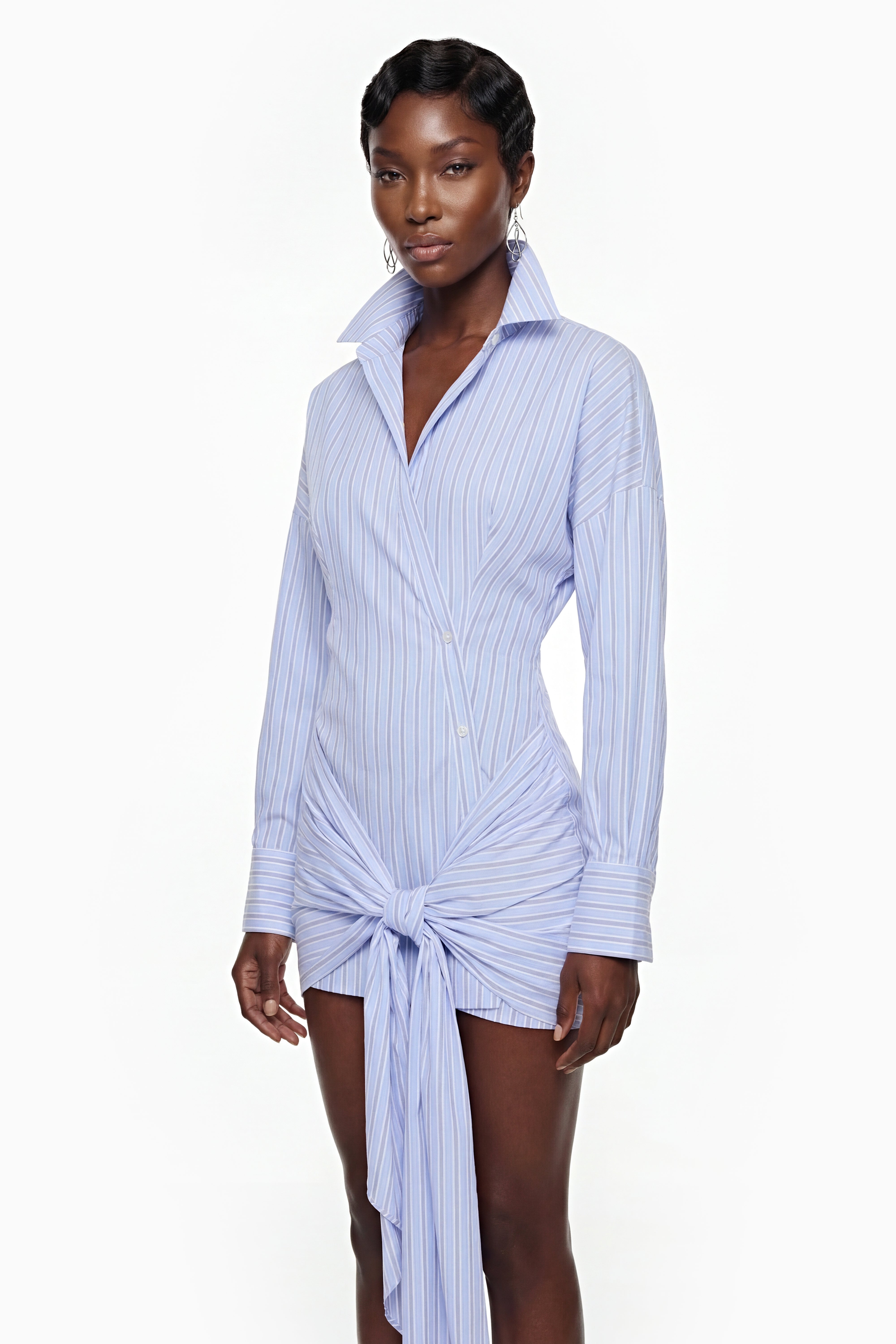 Vuyiswa – Blaues, gestreiftes Hemdkleid mit gedrehtem Knoten