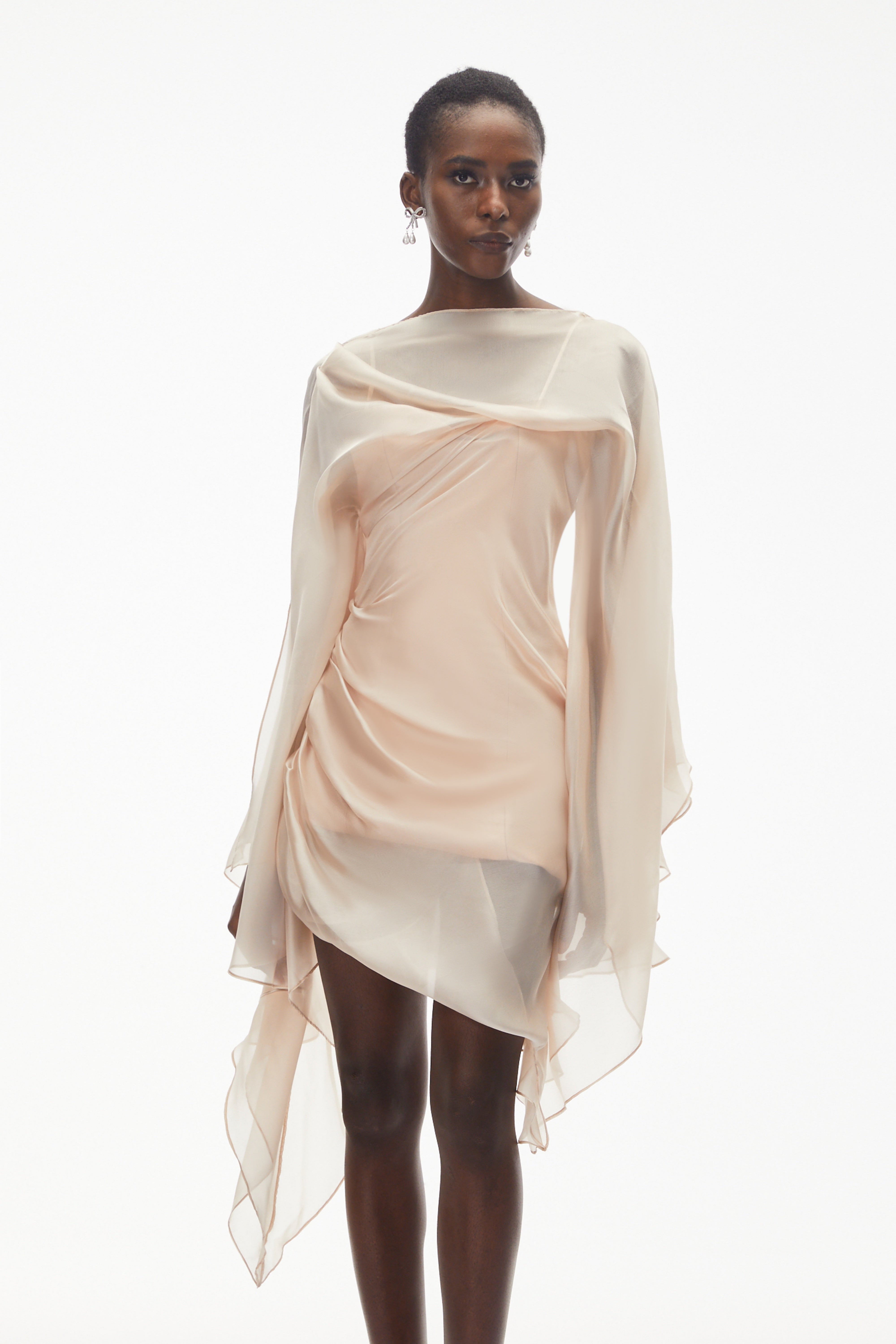 فستان قصير من شبكة "ويلو بينك" غير متماثل ومزركش