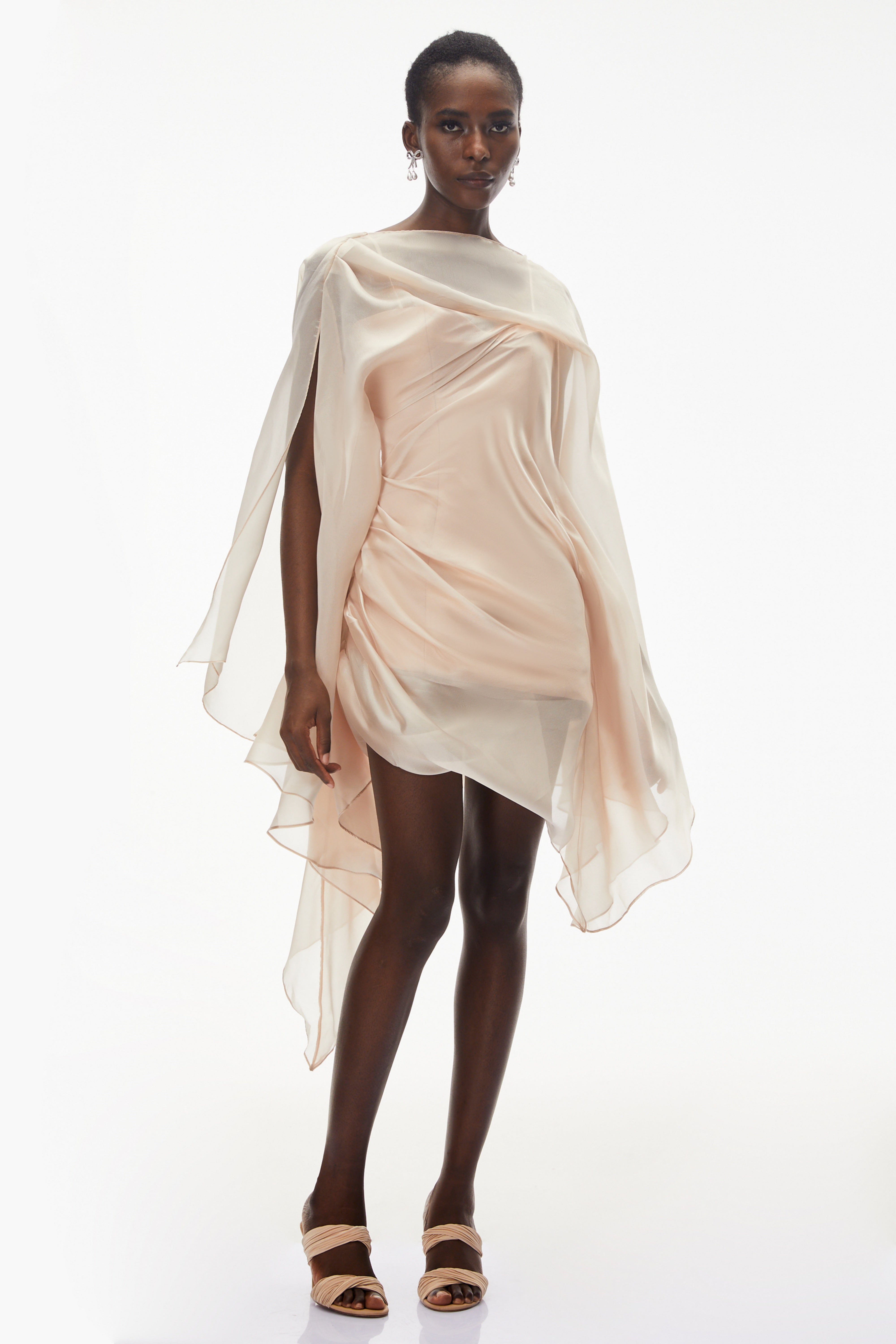 فستان قصير من شبكة "ويلو بينك" غير متماثل ومزركش