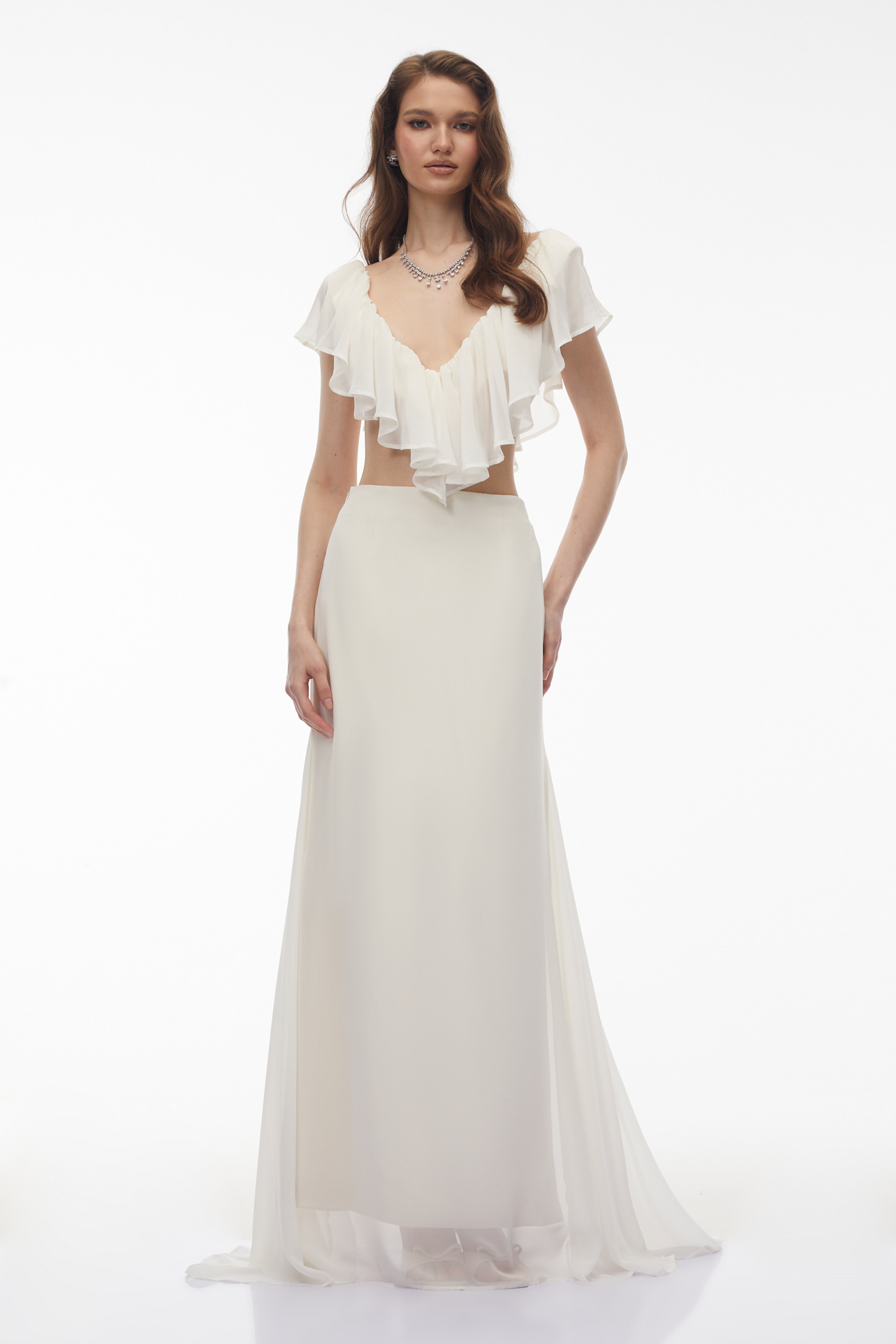 طقم بلوزة وتنورة من الشيفون باللون العاجي مع كشكش من تصميم وينيفريد