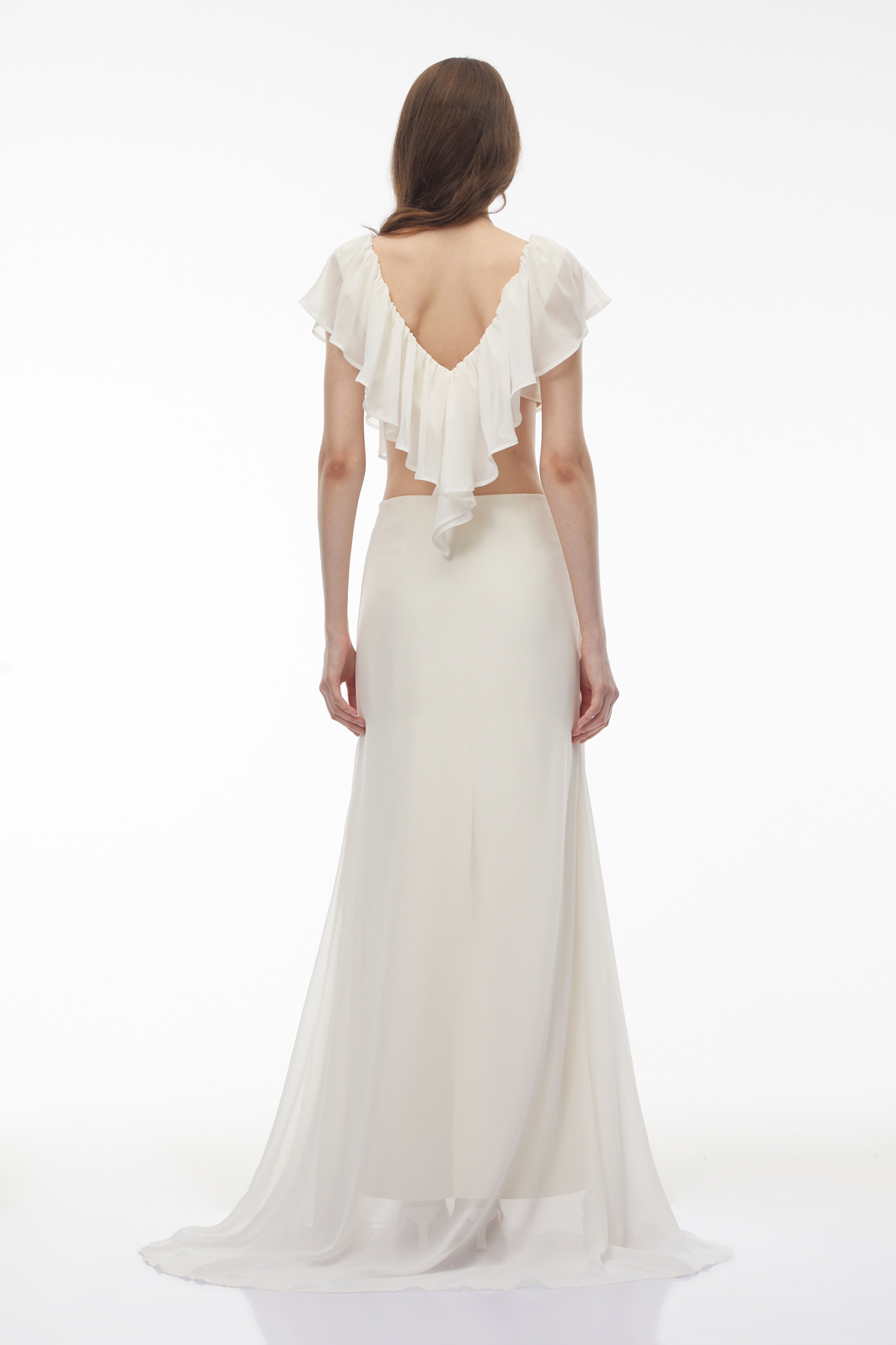 طقم بلوزة وتنورة من الشيفون باللون العاجي مع كشكش من تصميم وينيفريد