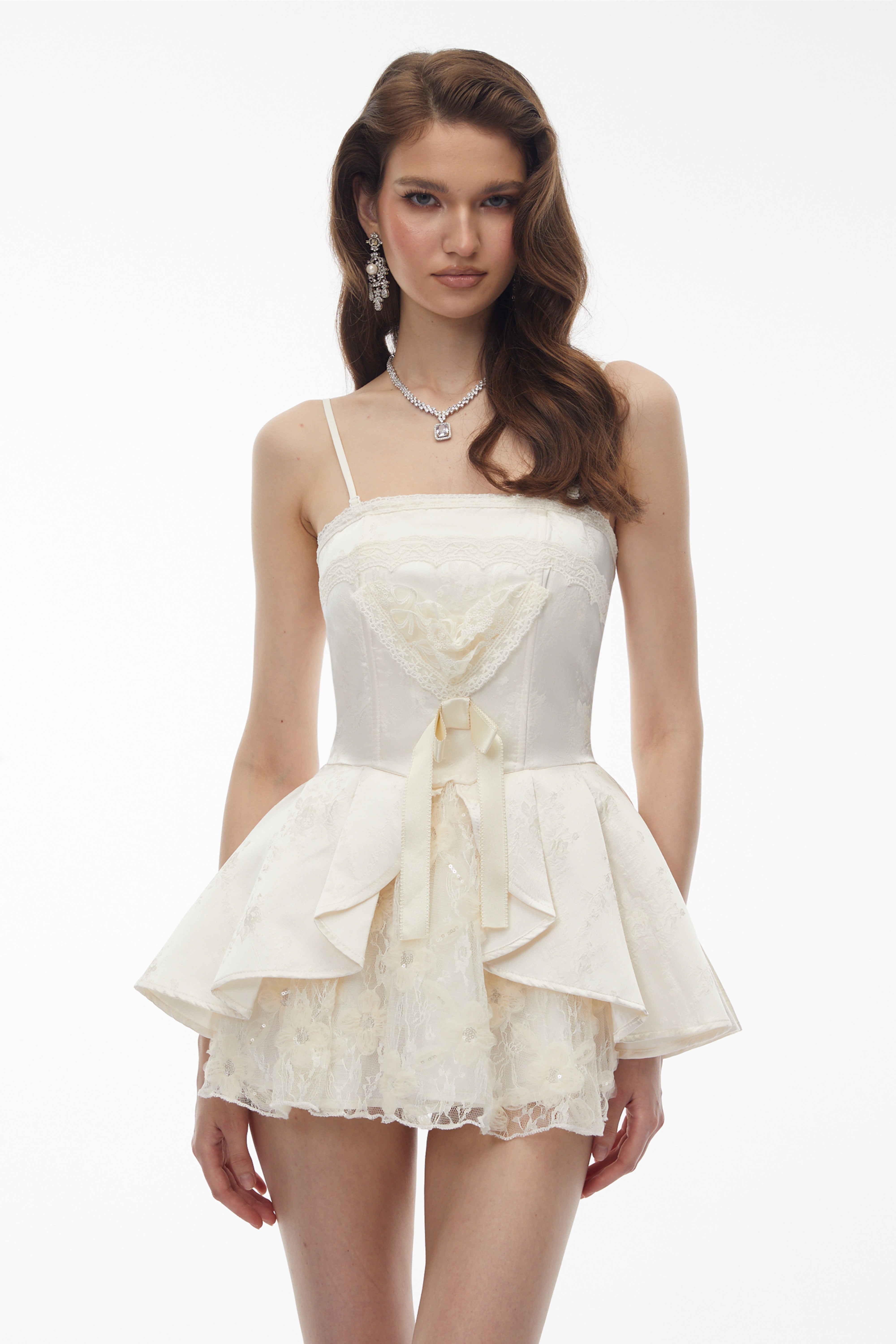 Xenobia Weißes, schulterfreies Minikleid aus Blumen-Spitze