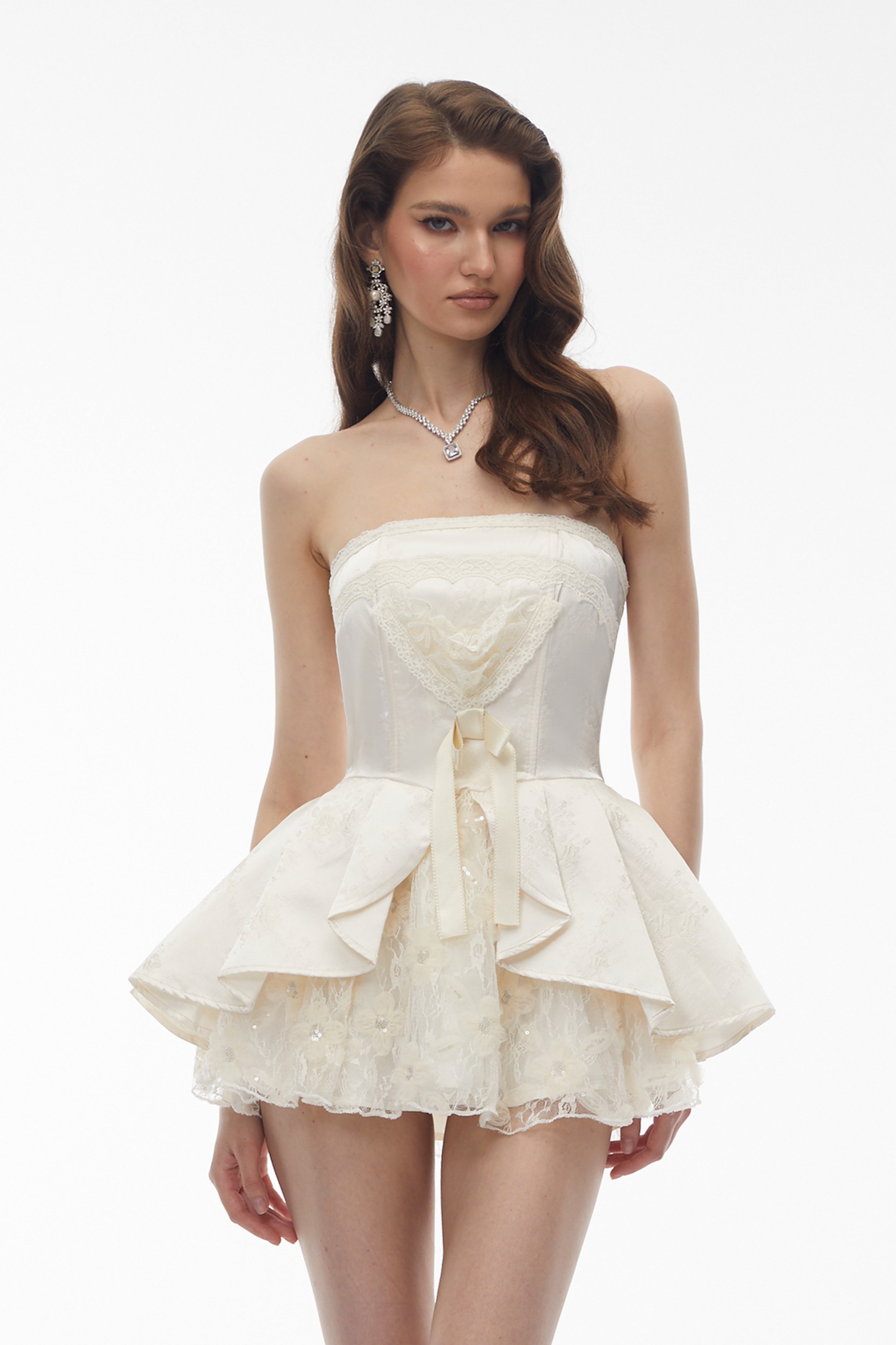 Xenobia Weißes, schulterfreies Minikleid aus Blumen-Spitze