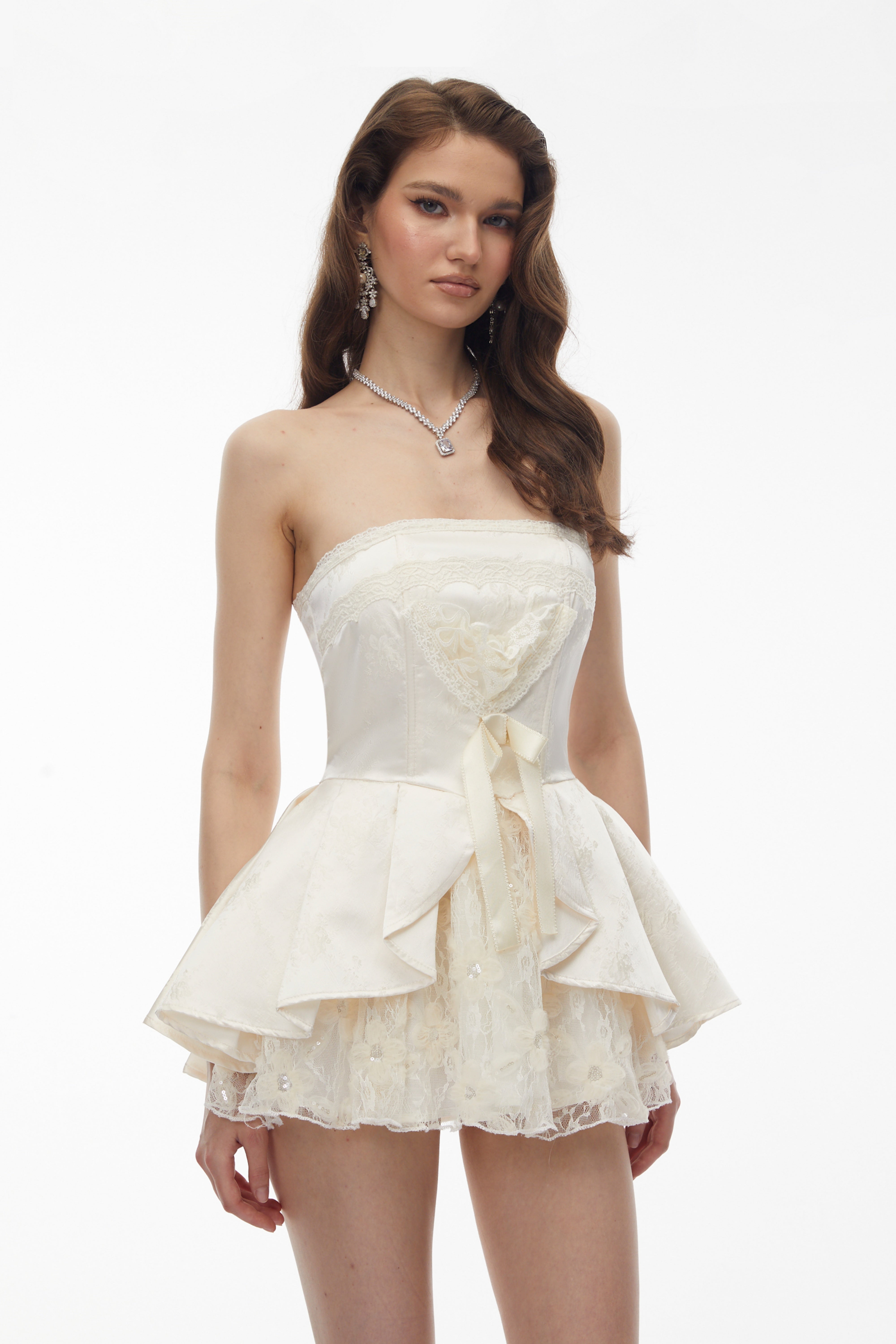 فستان قصير من Xenobia باللون الأبيض، مكشوف الكتفين، من الدانتيل المزين بنقوش الأزهار