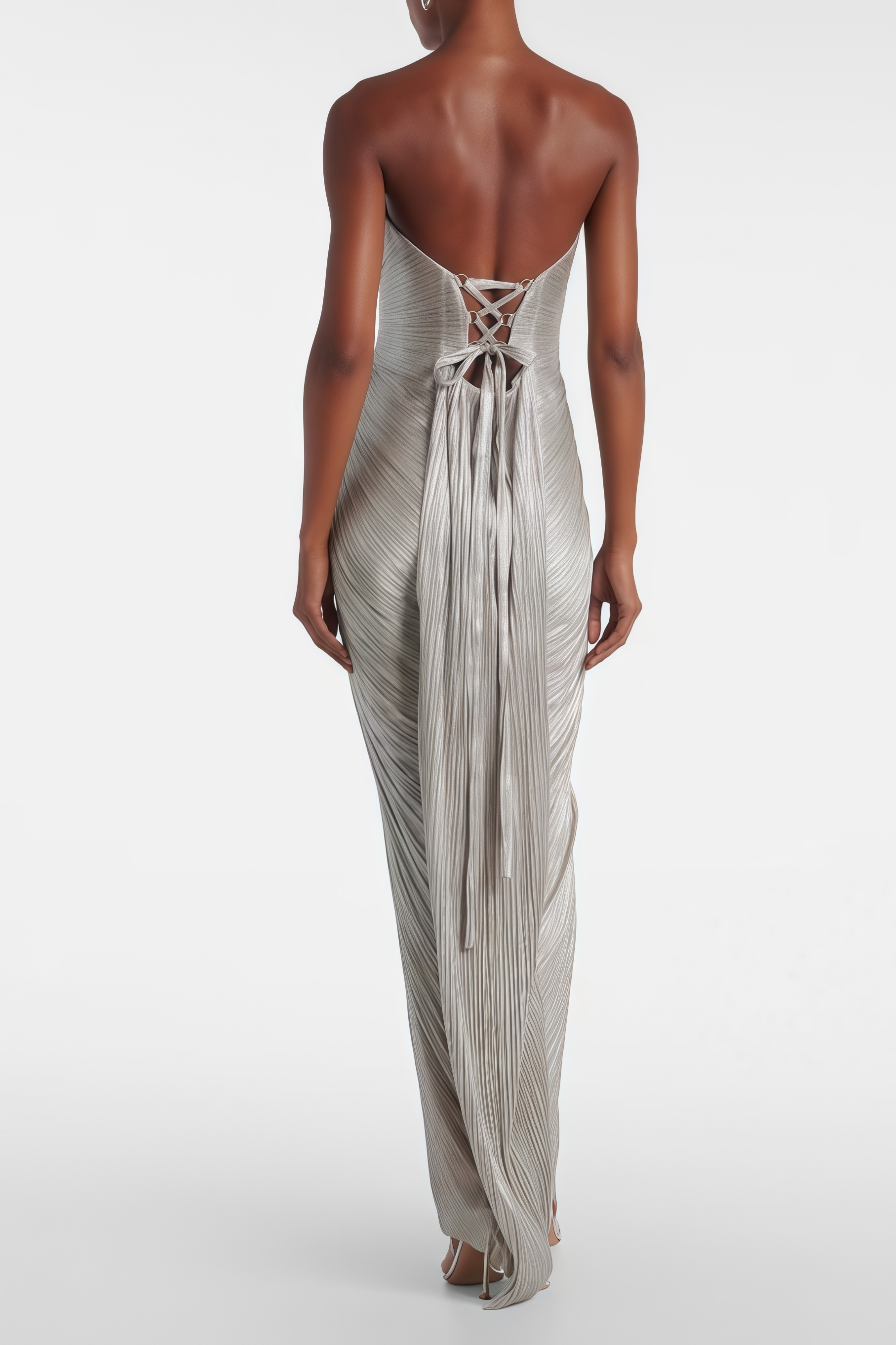 Xrystyna – Maxikleid in Silbermetallic mit Rüschen