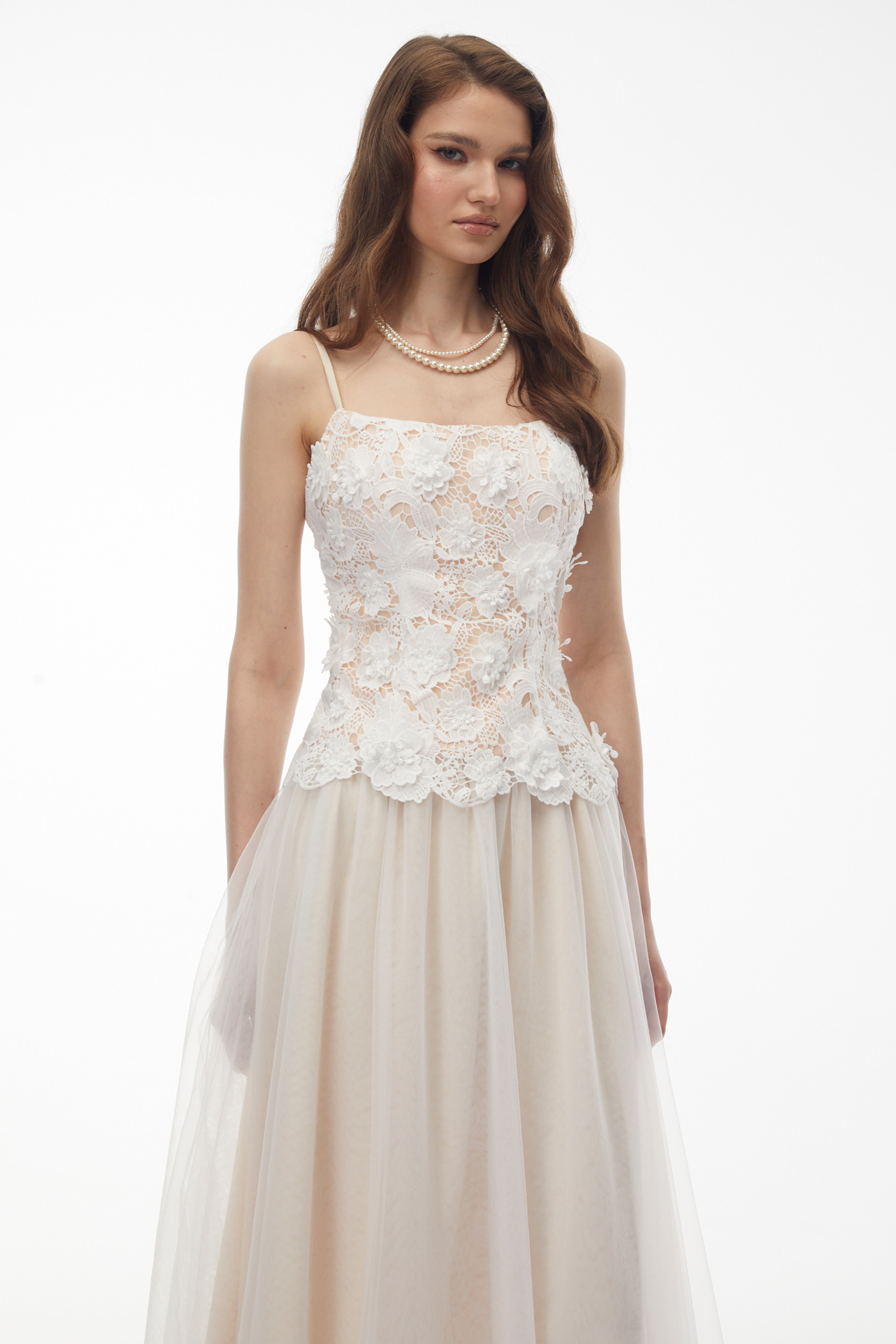 فستان ياعيل بطول متوسط من التول مع لوحة من الدانتيل الأبيض