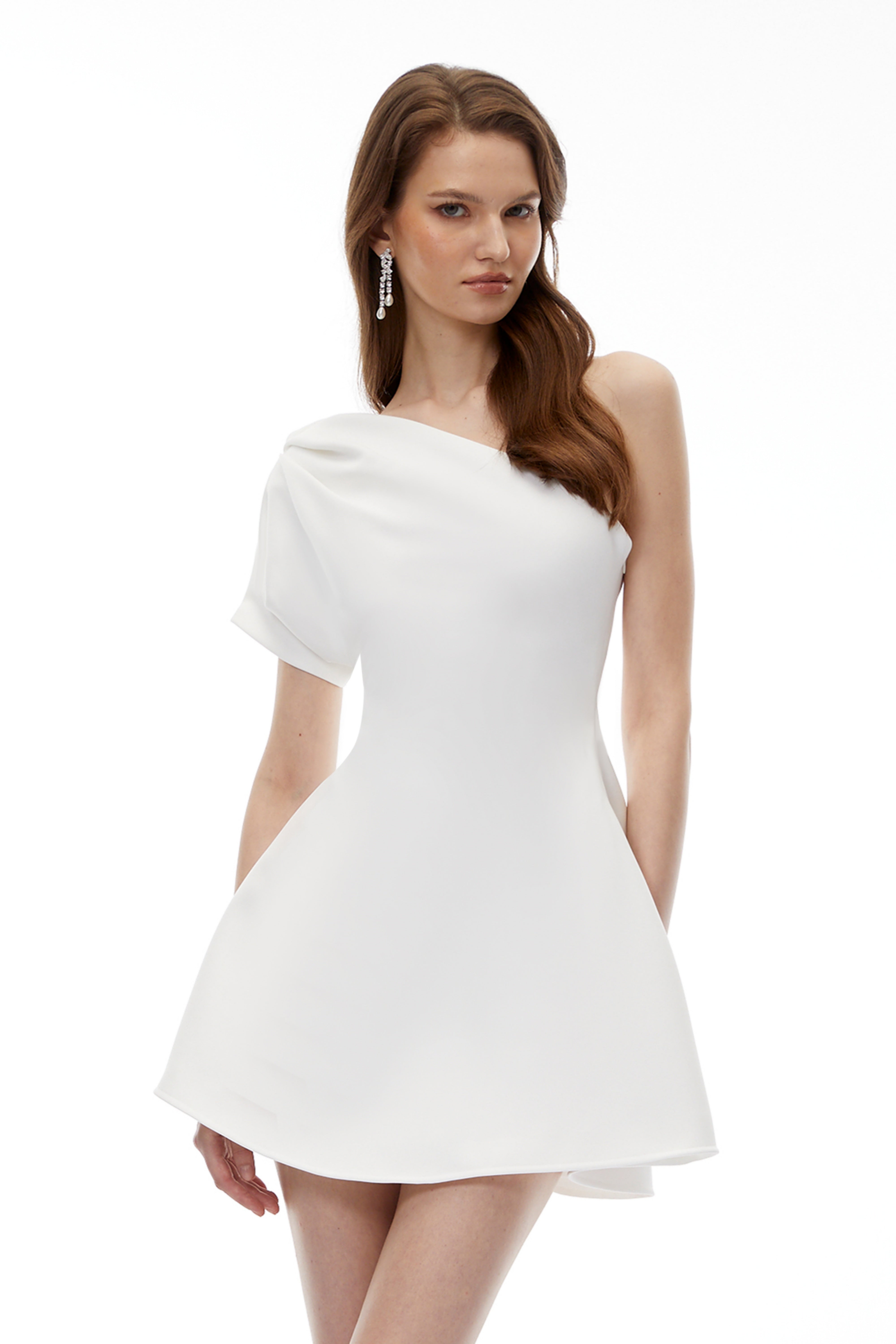 فستان قصير غير متماثل ذو كم واحد من Yaffa White