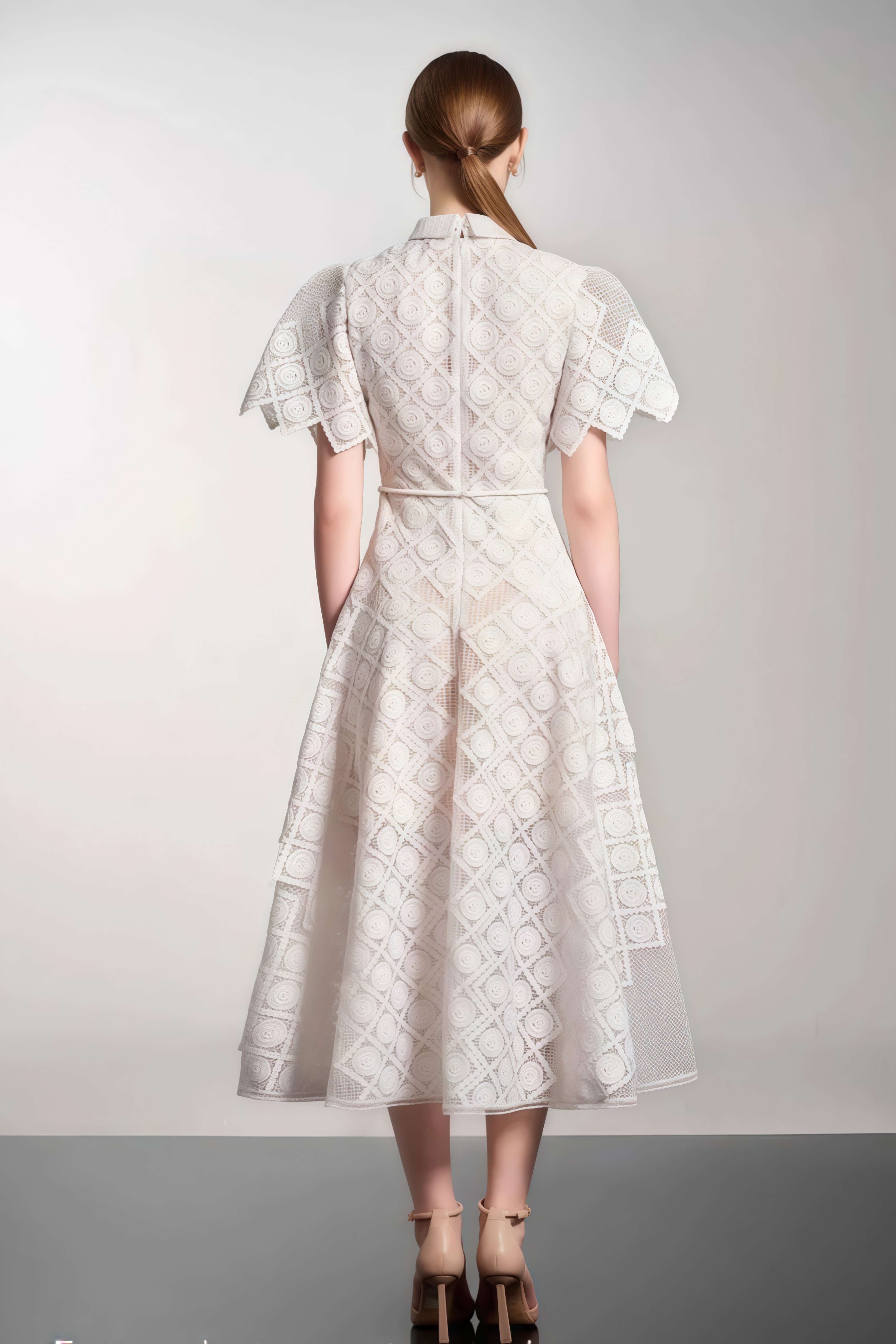 Yasmine Weißes Midikleid mit Blumenstickerei