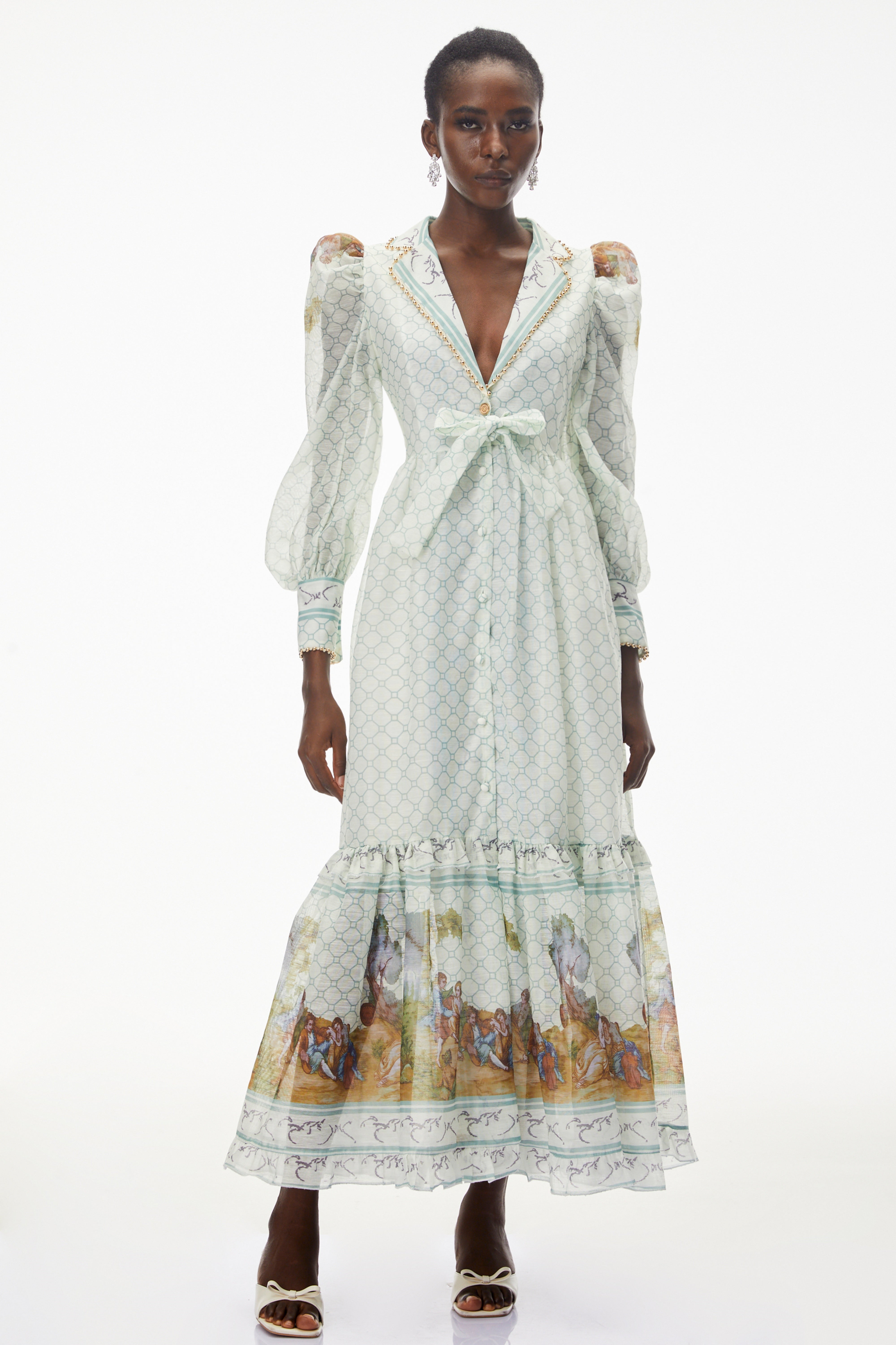 فستان طويل من "يمايا" باللون الأخضر الرمادي الفاتح وذو ياقة عميقة ومزين بنقوش زهرية