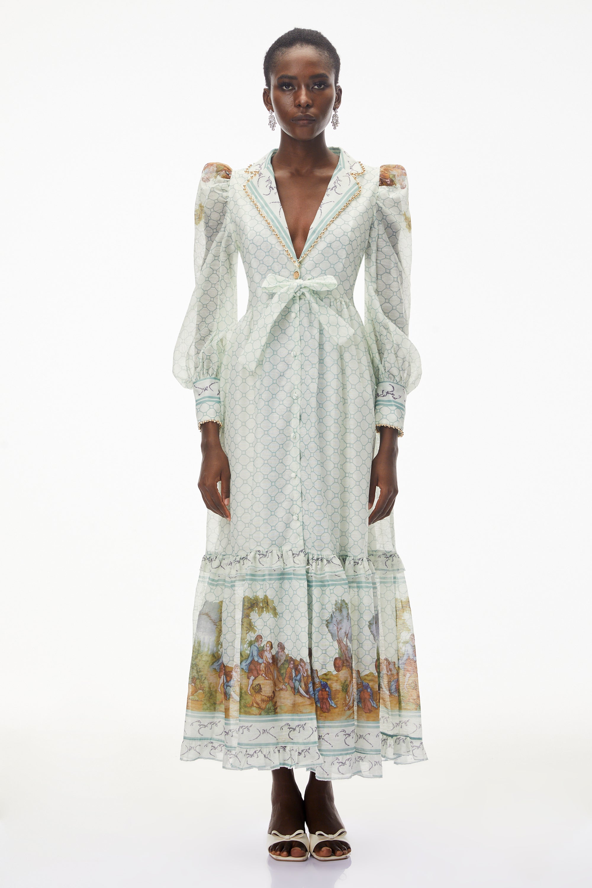 فستان طويل من "يمايا" باللون الأخضر الرمادي الفاتح وذو ياقة عميقة ومزين بنقوش زهرية