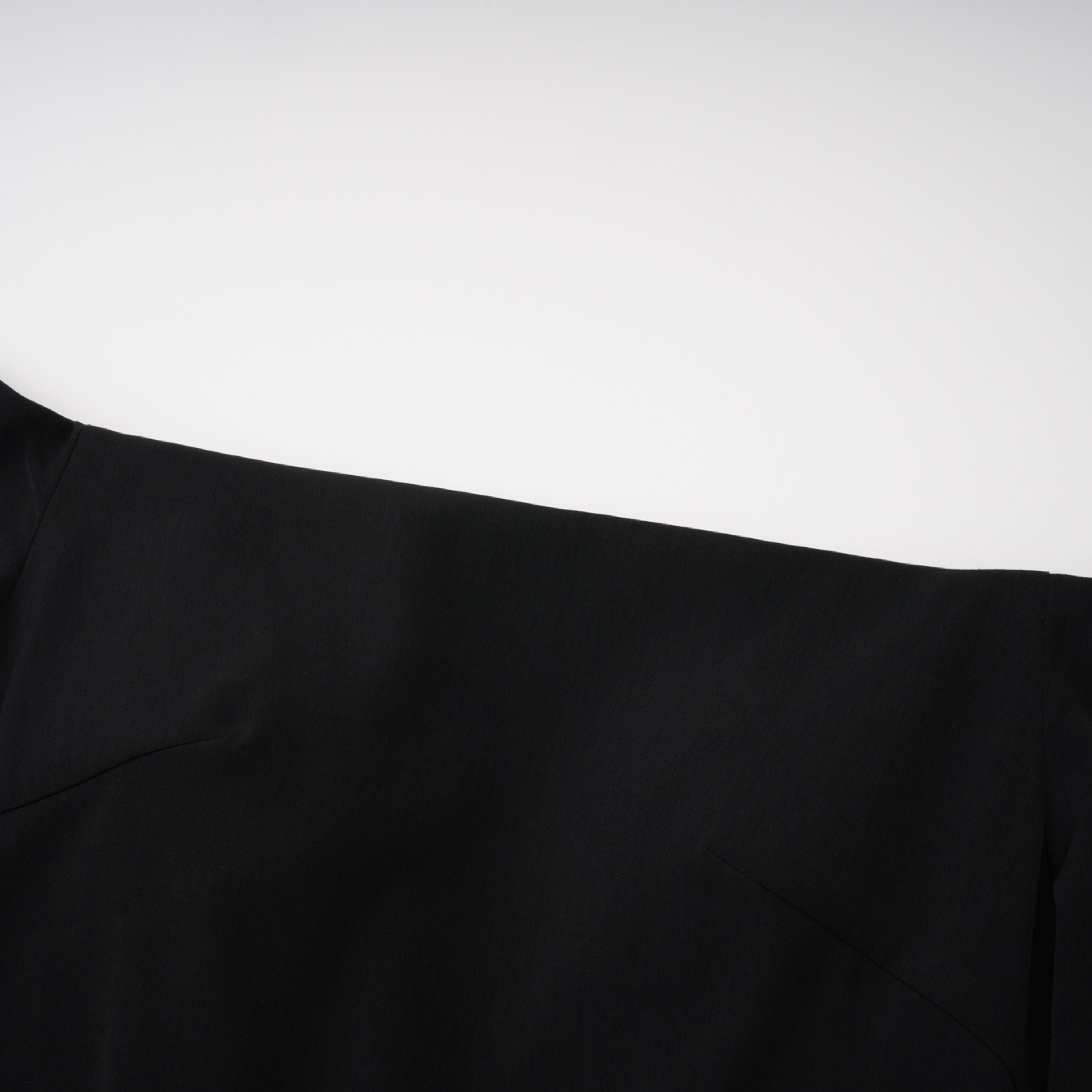 فستان طويل أسود مكشوف الكتفين مع شق عالٍ على الفخذ من Yoliswa