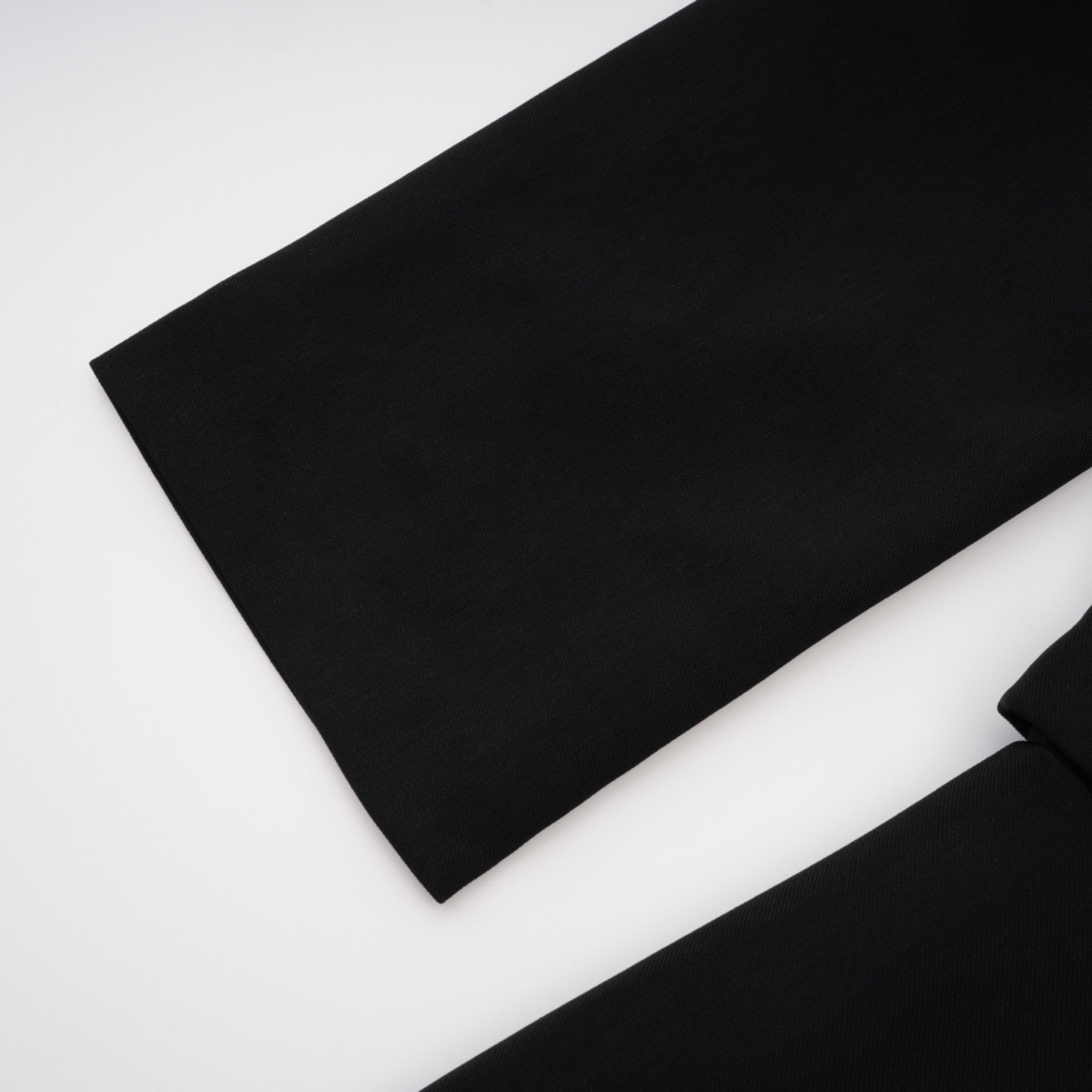 فستان طويل أسود مكشوف الكتفين مع شق عالٍ على الفخذ من Yoliswa