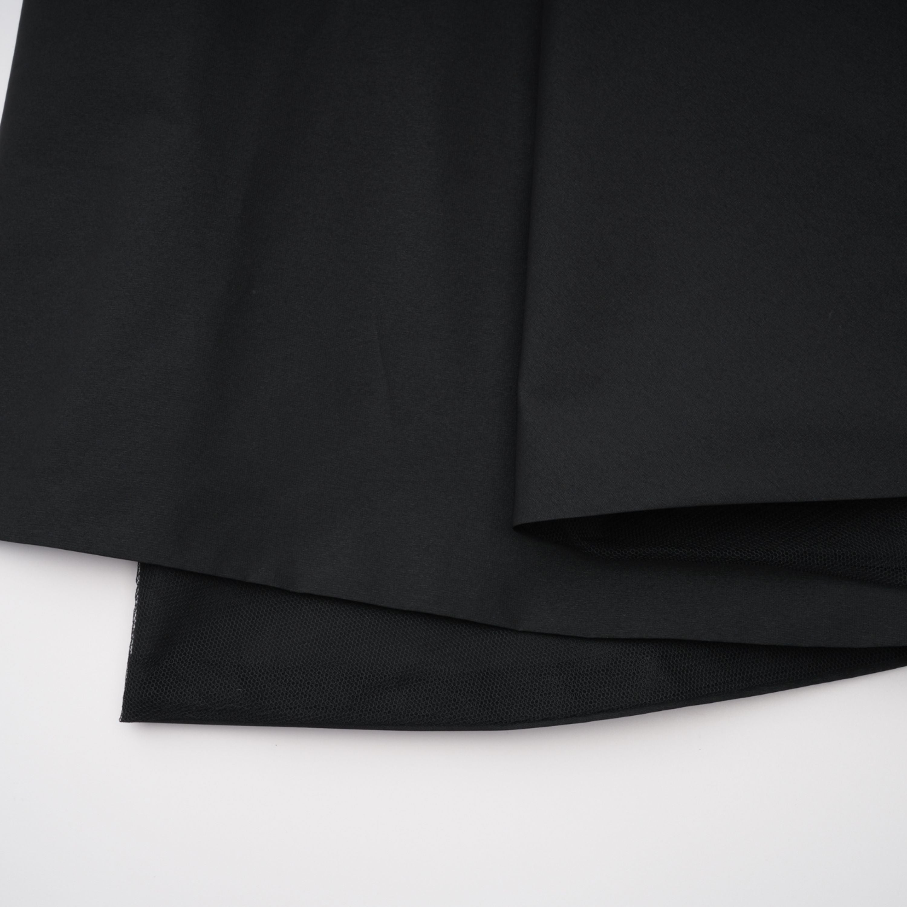 فستان طويل أسود مكشوف الكتفين مع شق عالٍ على الفخذ من Yoliswa