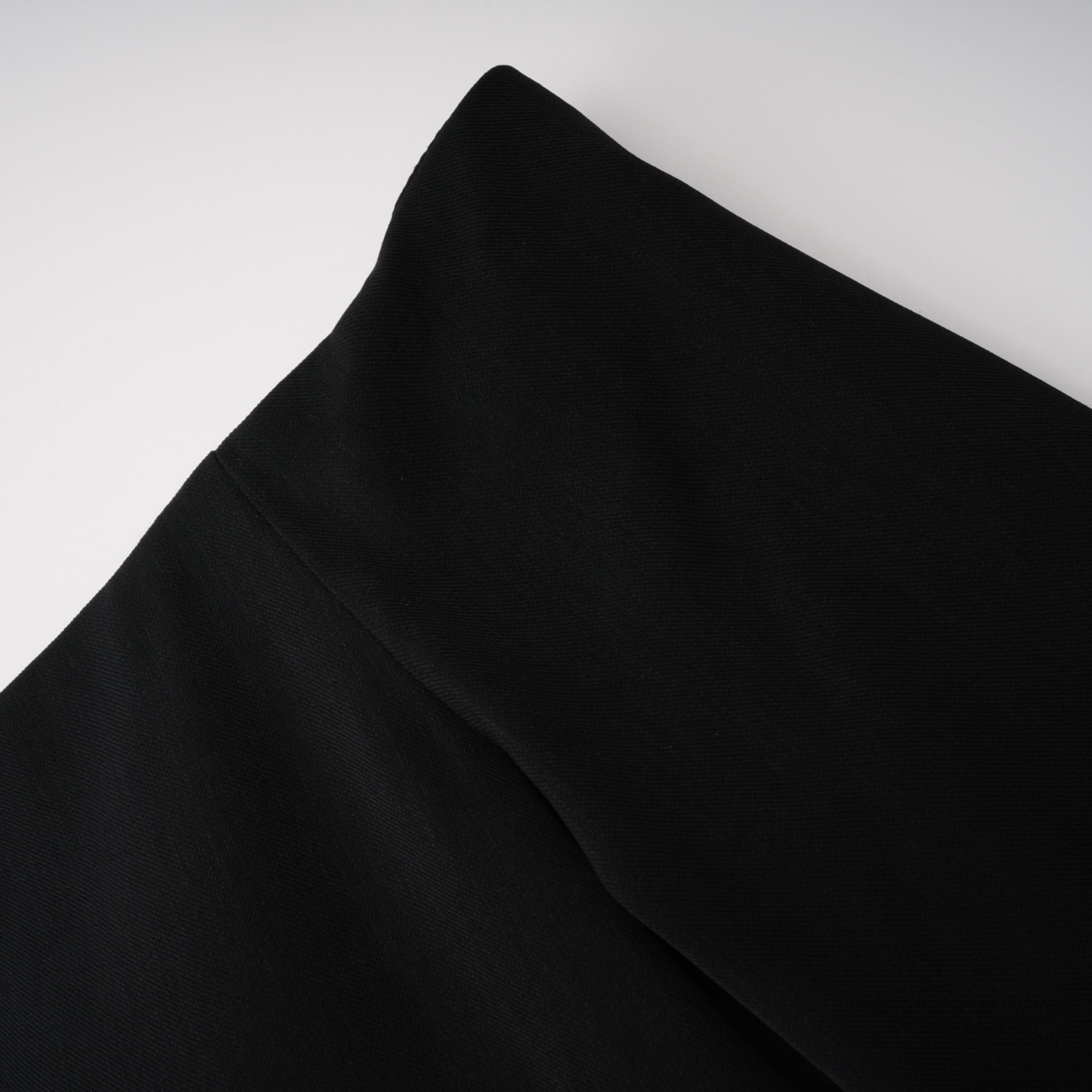 فستان طويل أسود مكشوف الكتفين مع شق عالٍ على الفخذ من Yoliswa