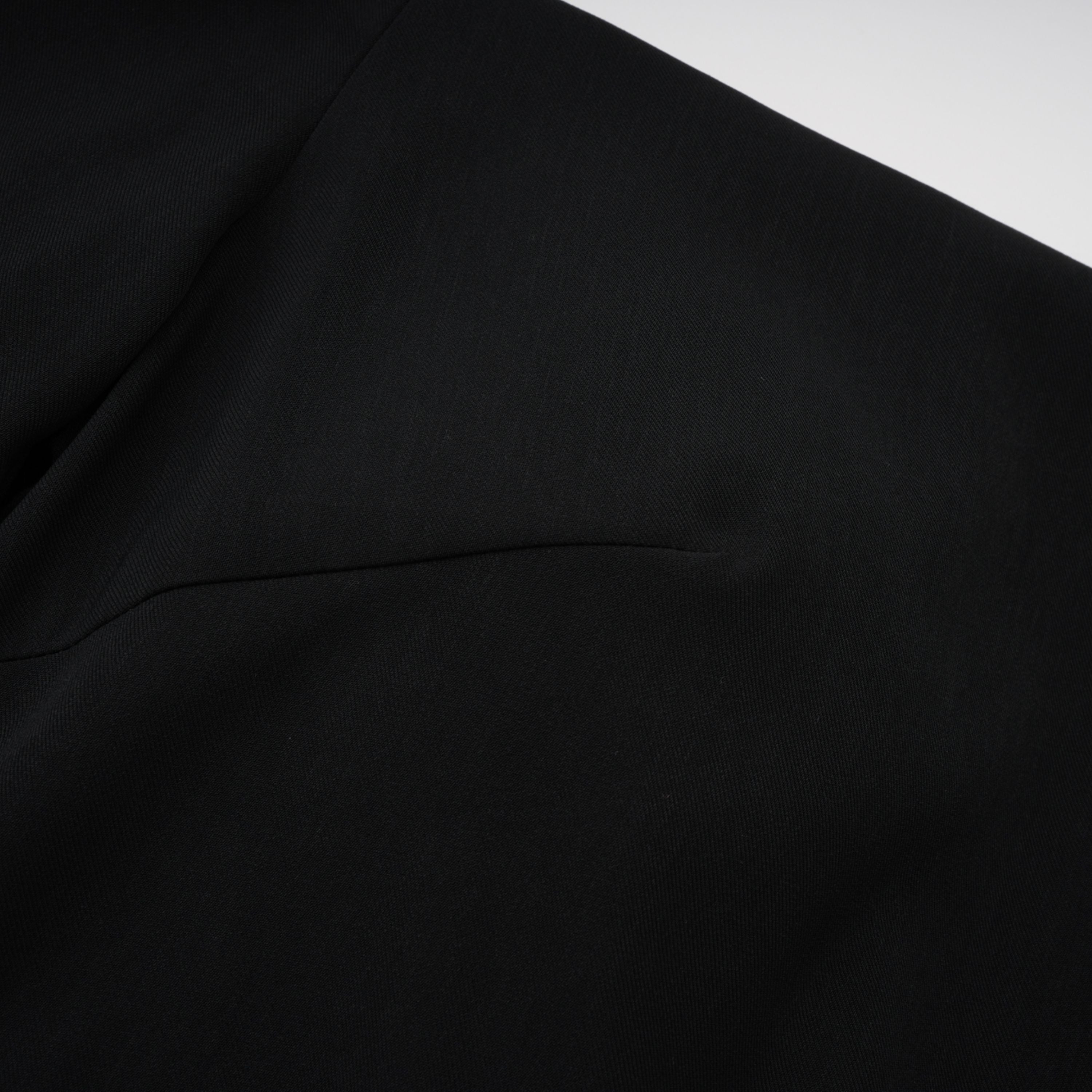 فستان طويل أسود مكشوف الكتفين مع شق عالٍ على الفخذ من Yoliswa