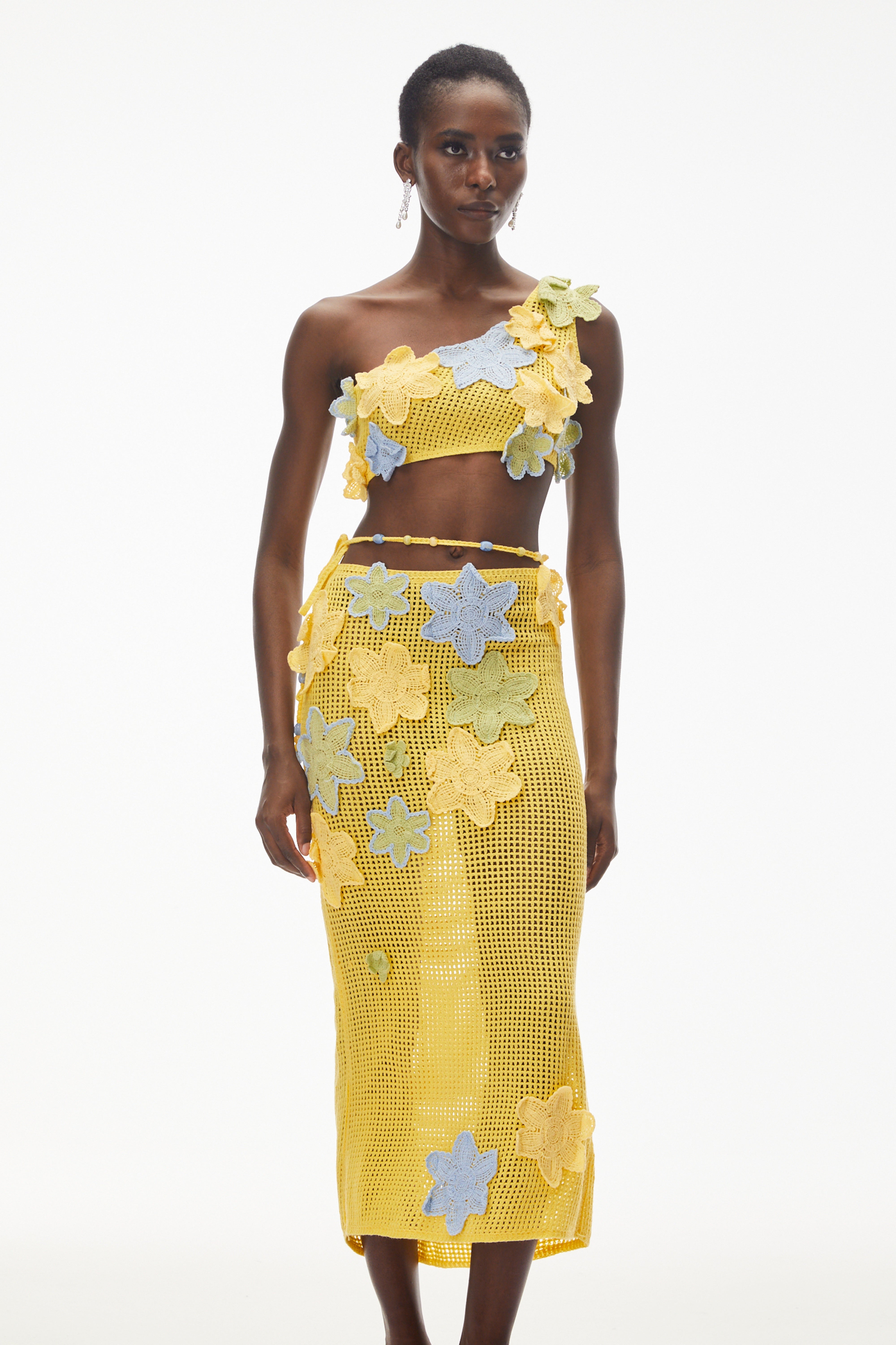 طقم بلوزة وتنورة غير متماثل باللون الأصفر من Ysabeau مع زخارف زهور ثلاثية الأبعاد