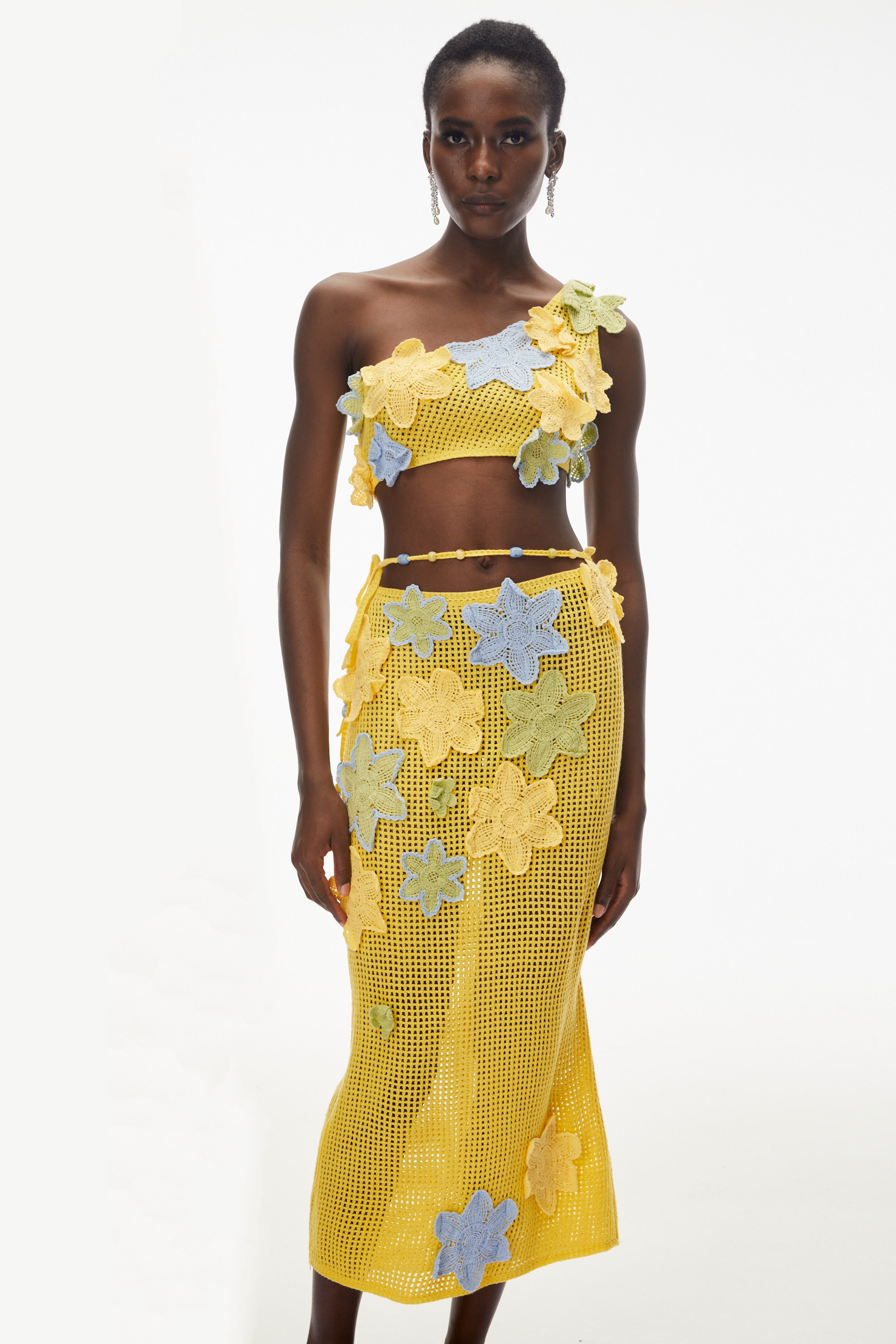 طقم بلوزة وتنورة غير متماثل باللون الأصفر من Ysabeau مع زخارف زهور ثلاثية الأبعاد