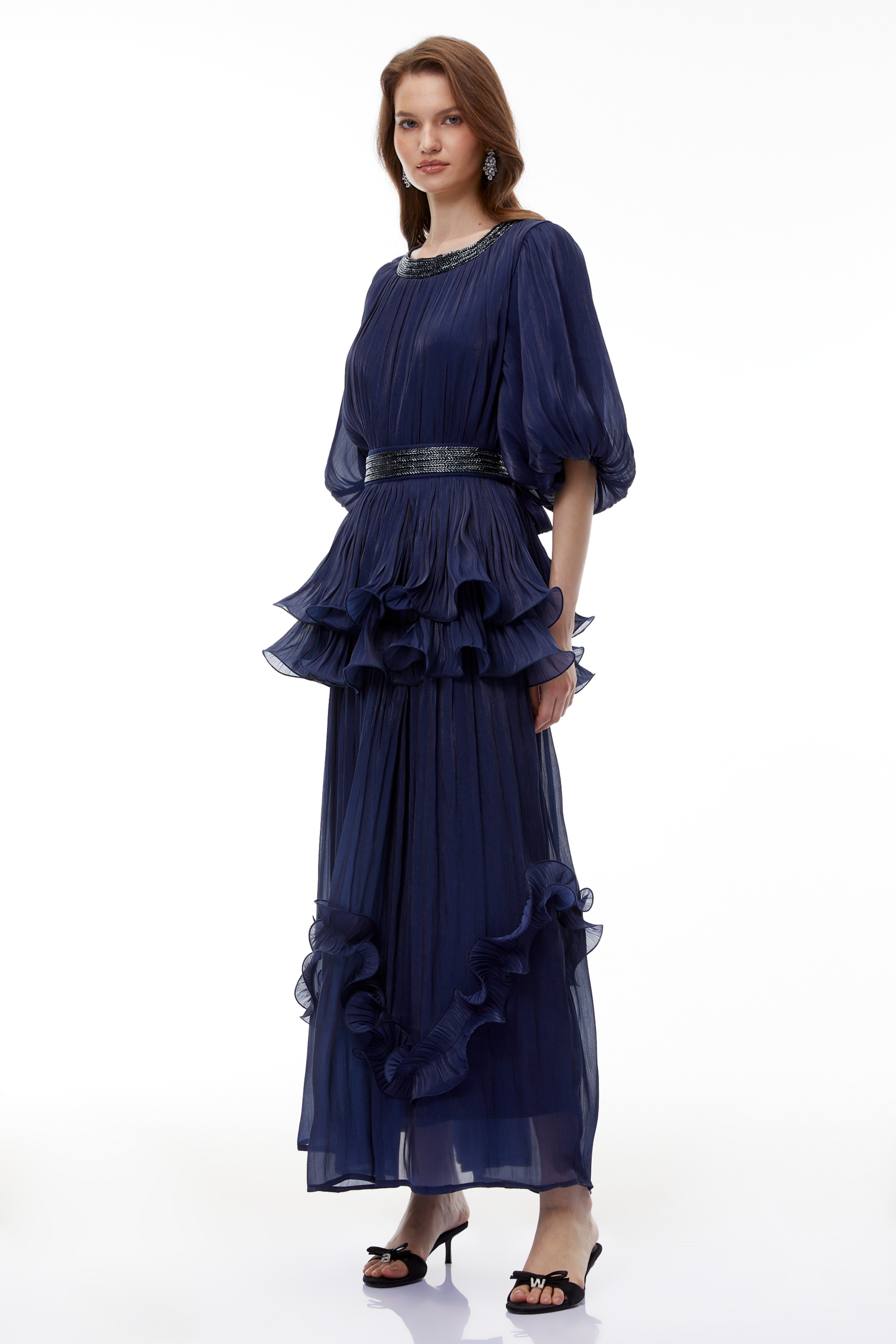 Yustyna Blue – Maxikleid mit Verzierungen und Falten