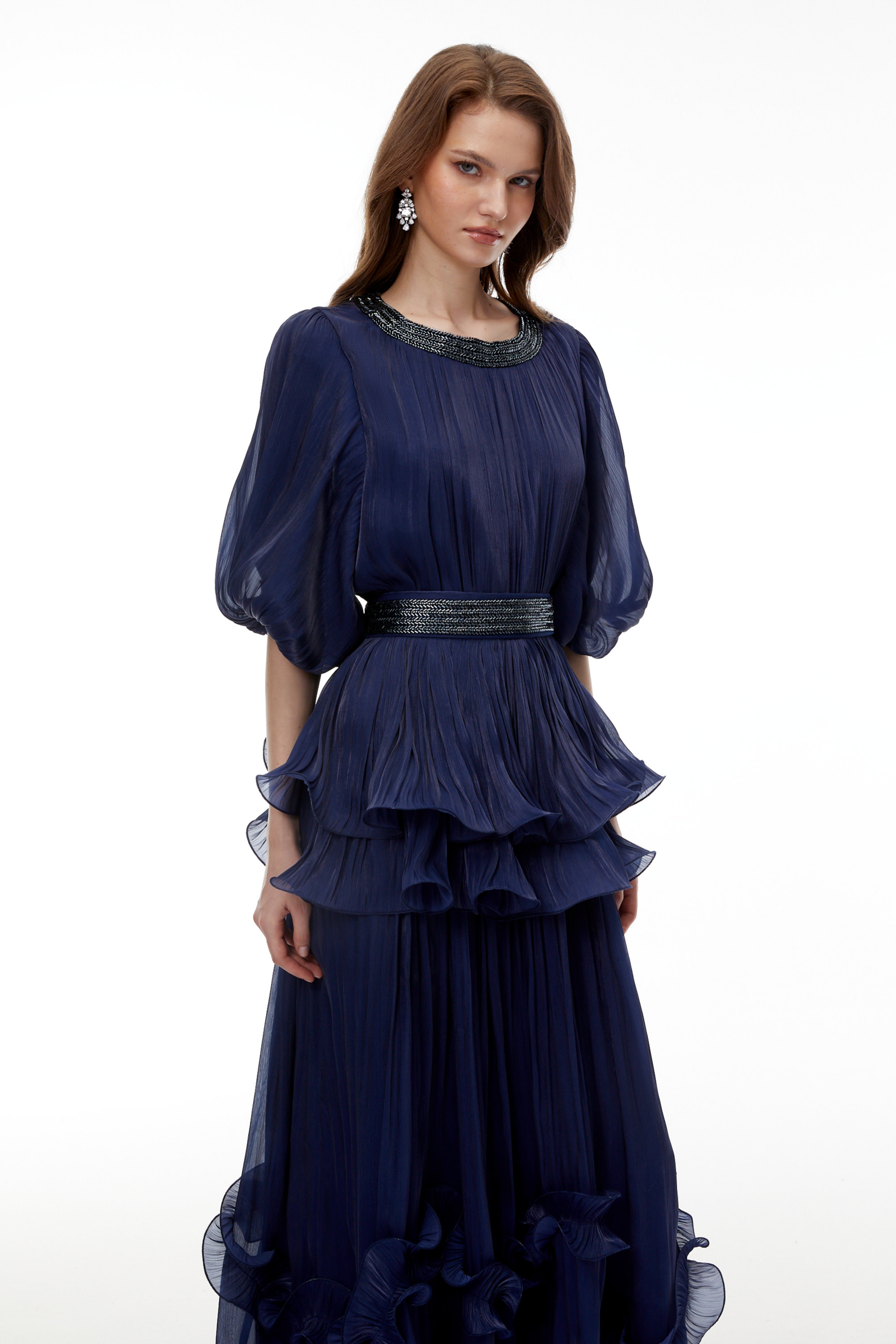 Yustyna Blue – Maxikleid mit Verzierungen und Falten