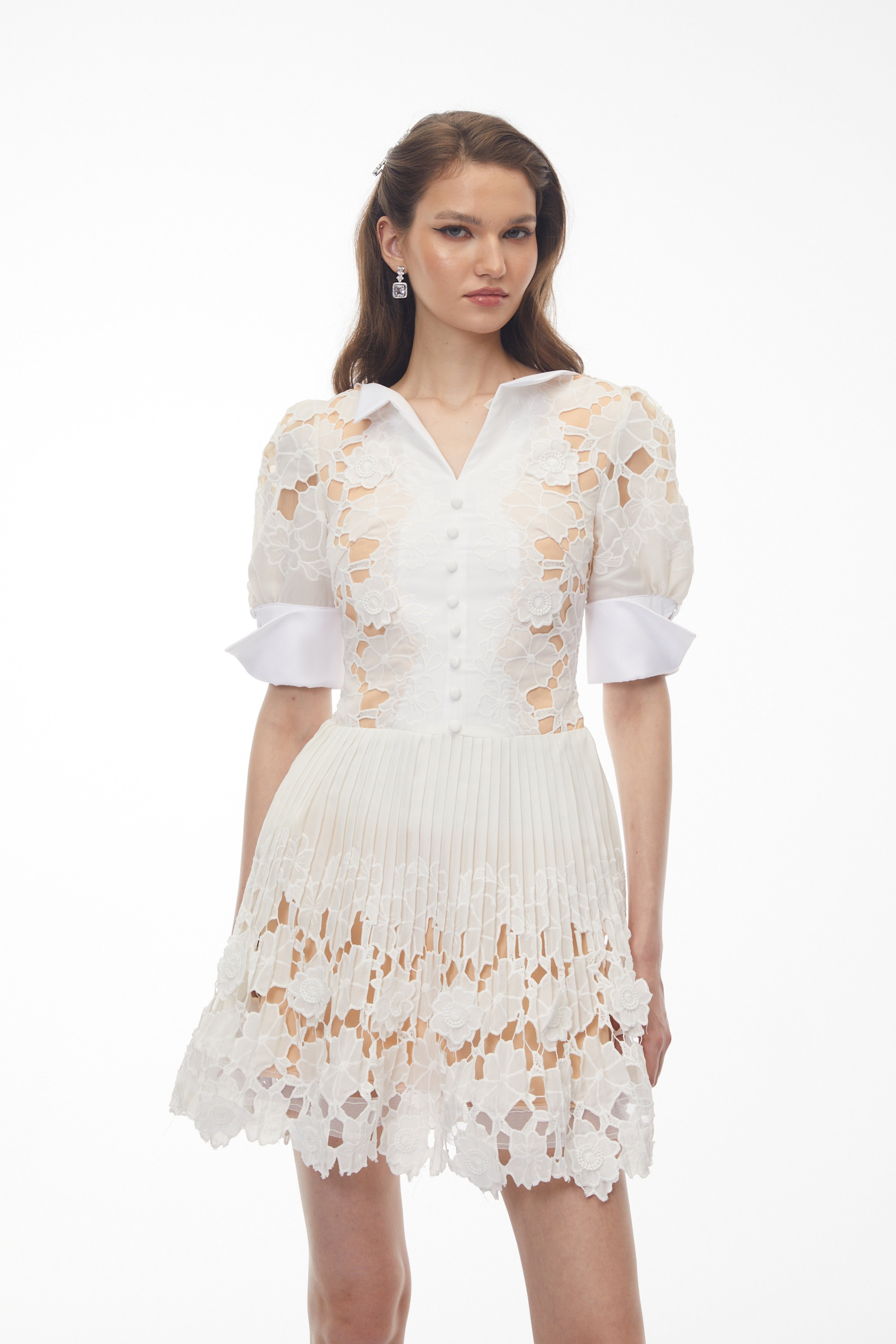 فستان قصير من زاريا أبيض مزين بزخارف زهرية وفتحات