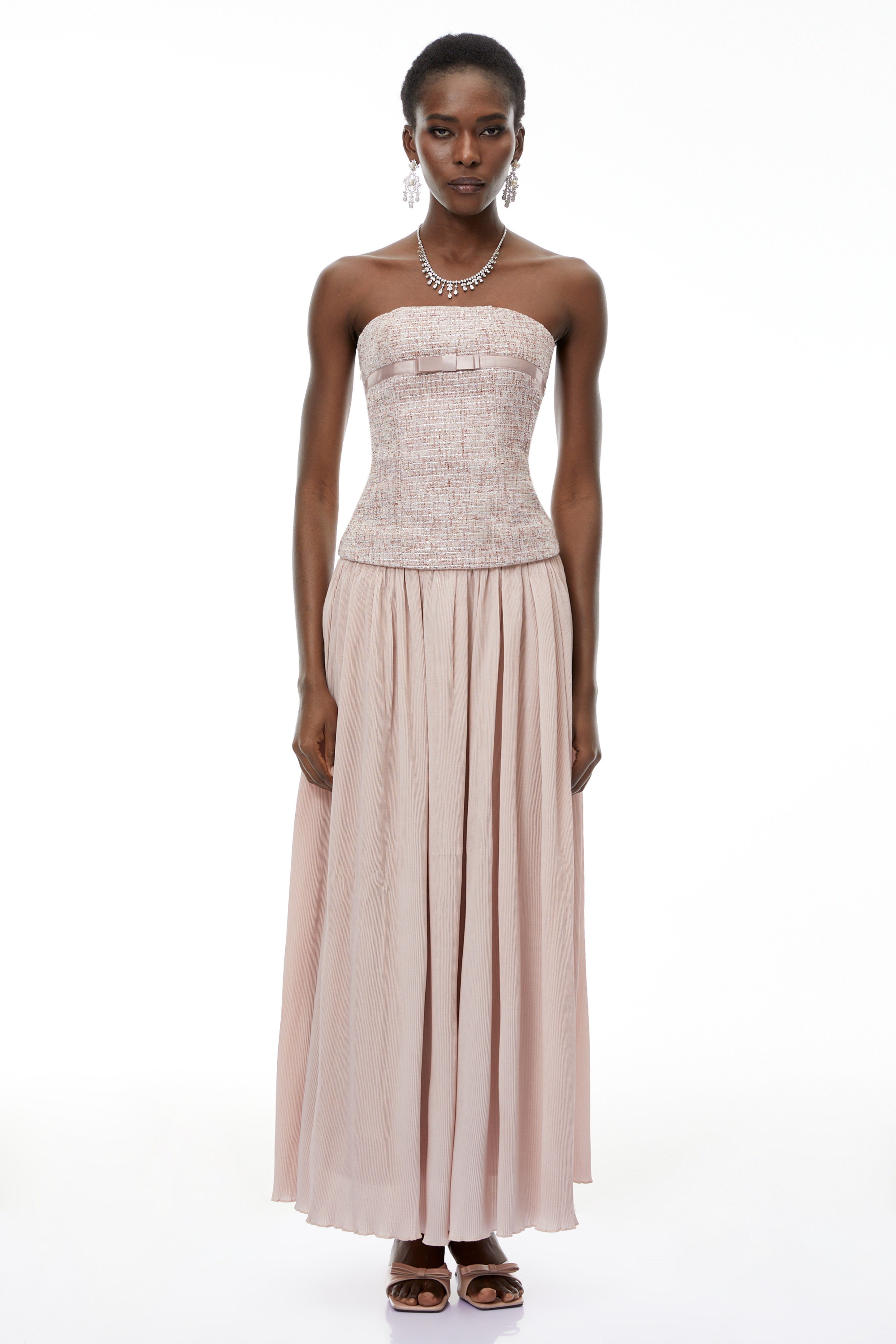 فستان طويل باللون الوردي الزفيريني بكتفين مكشوفين وكتفين مزركشين