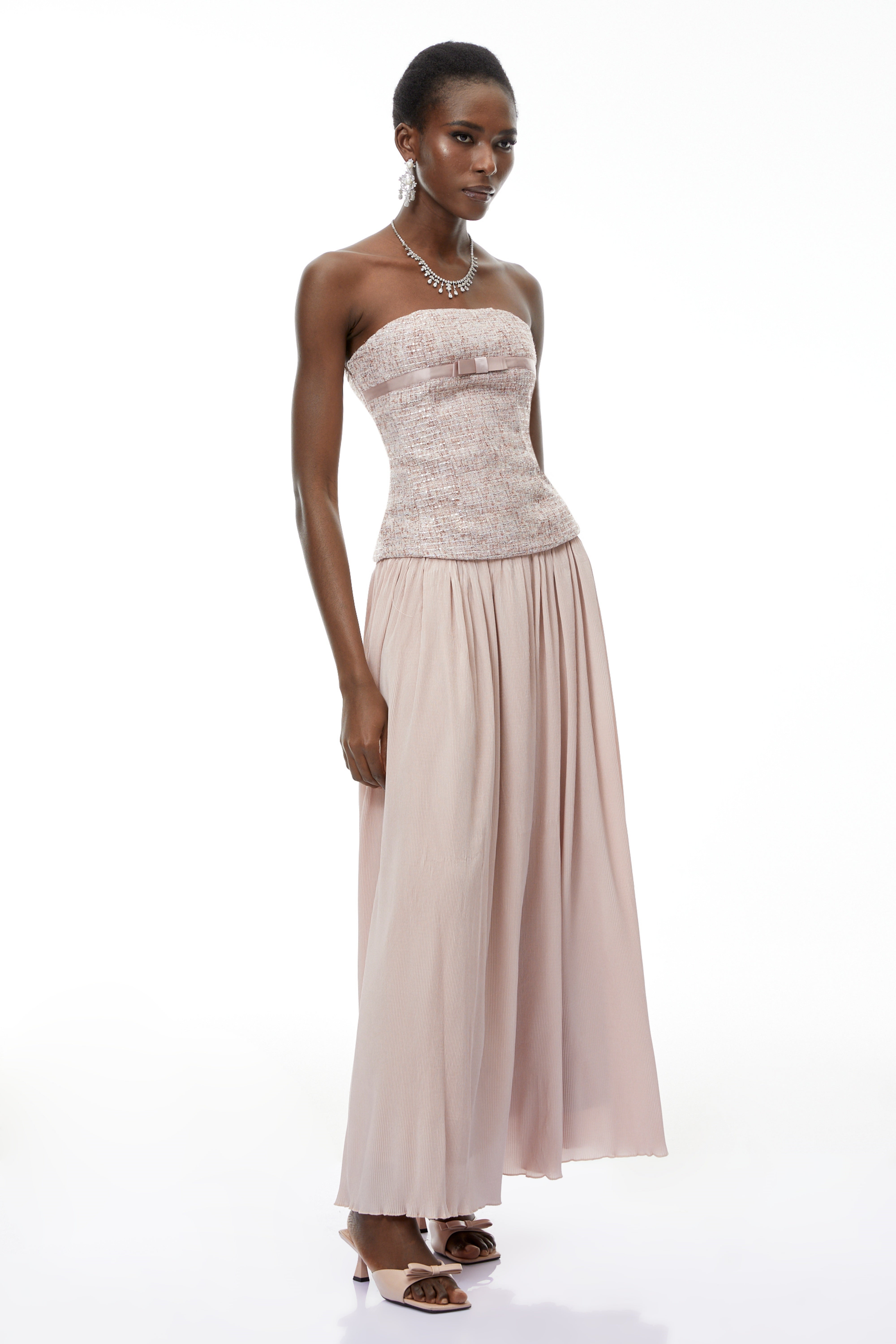 فستان طويل باللون الوردي الزفيريني بكتفين مكشوفين وكتفين مزركشين