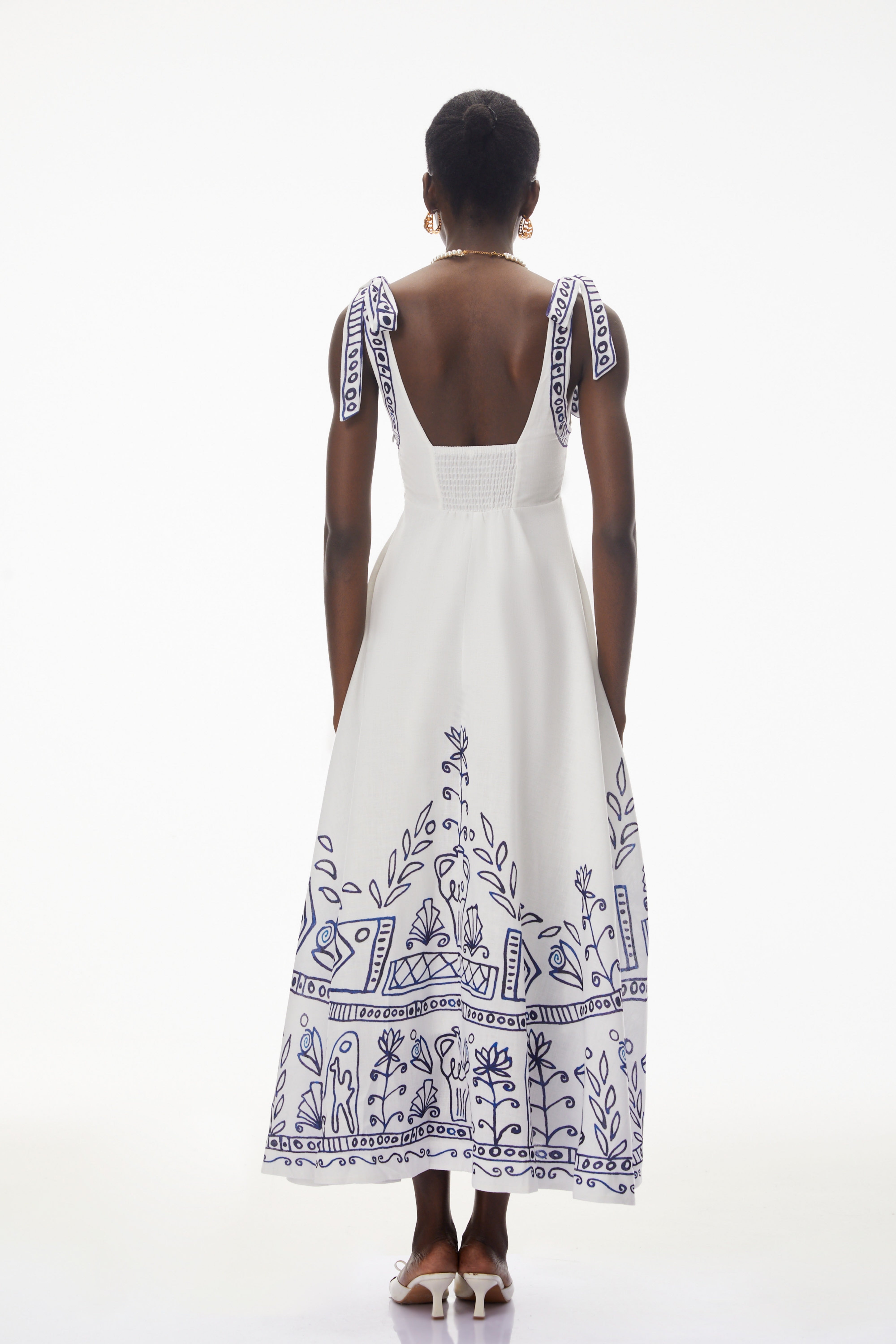 فستان ماكسي من زوهار باللون الأبيض بنقشة بلوك كولور
