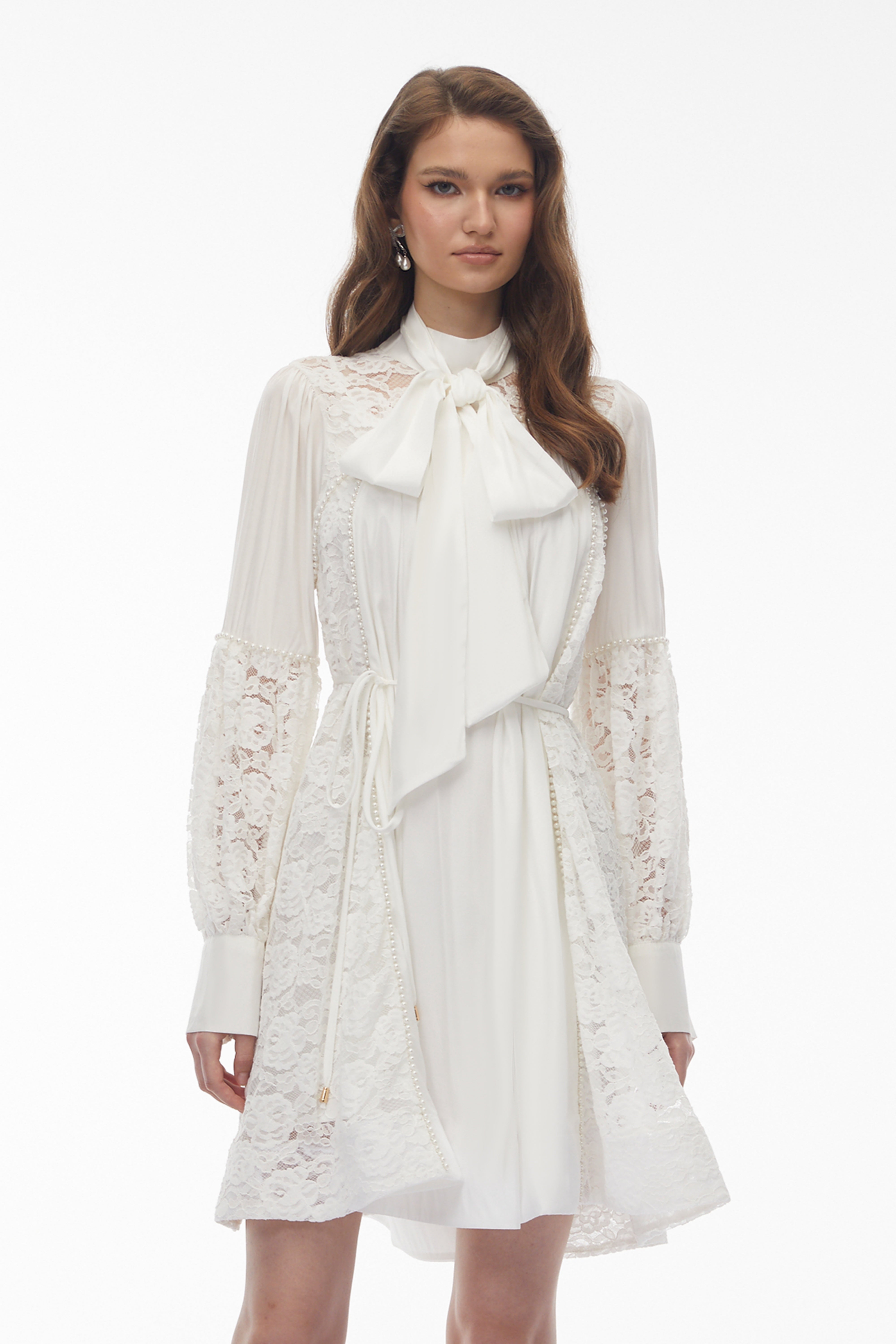 Weißes Minikleid „Zosime“ mit floralen Spitzen-Einsätzen