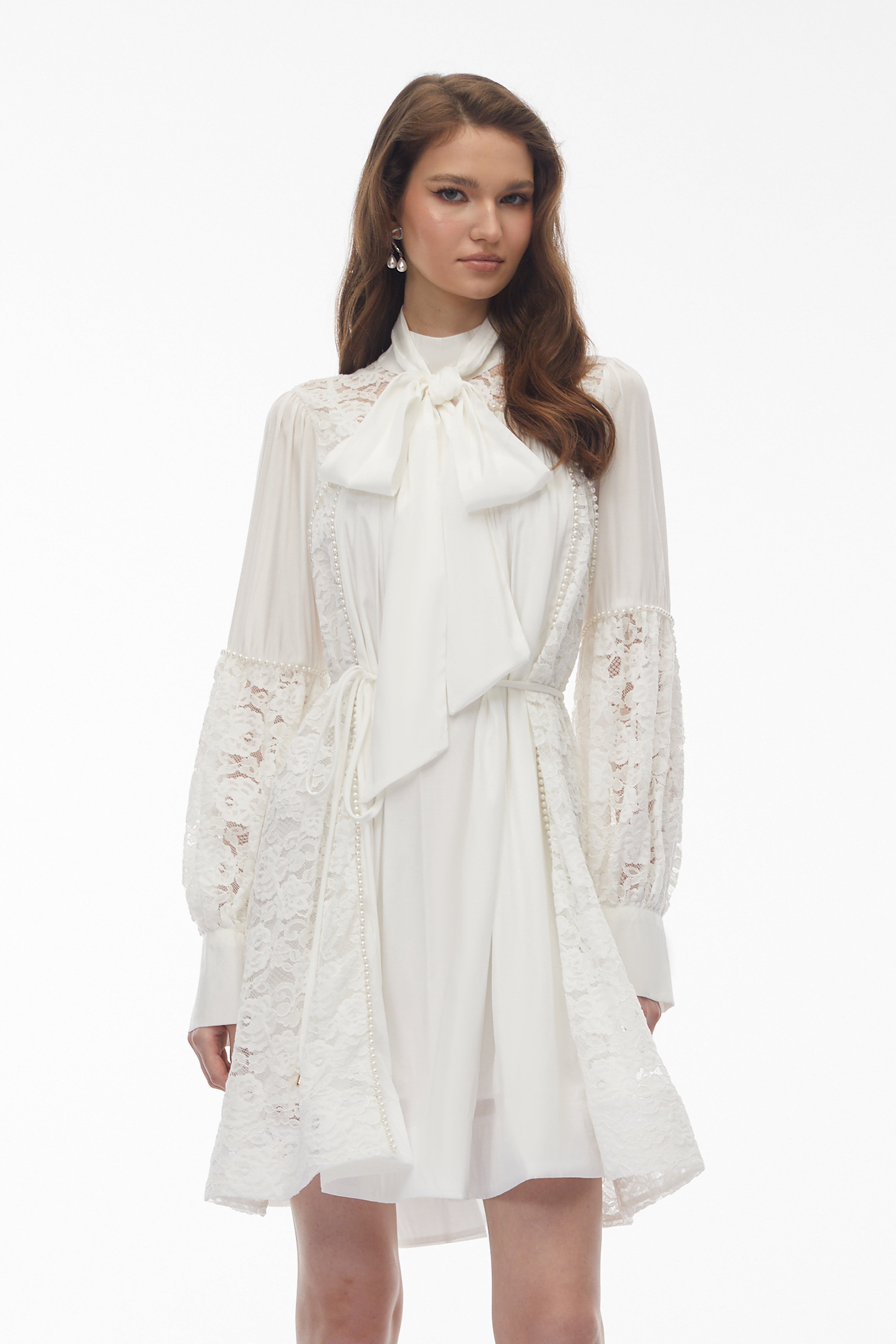 Weißes Minikleid „Zosime“ mit floralen Spitzen-Einsätzen