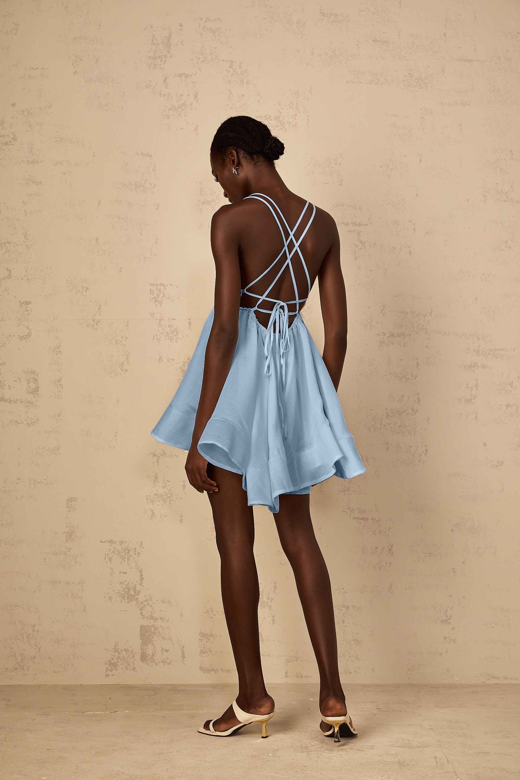 فستان كوينسي الأبيض القصير المكشكش