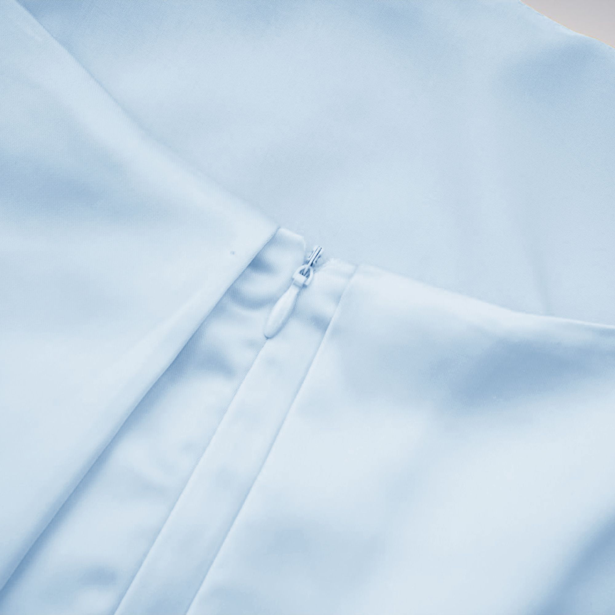 Avril – Blaues Minikleid aus Satin mit Blumenstickerei