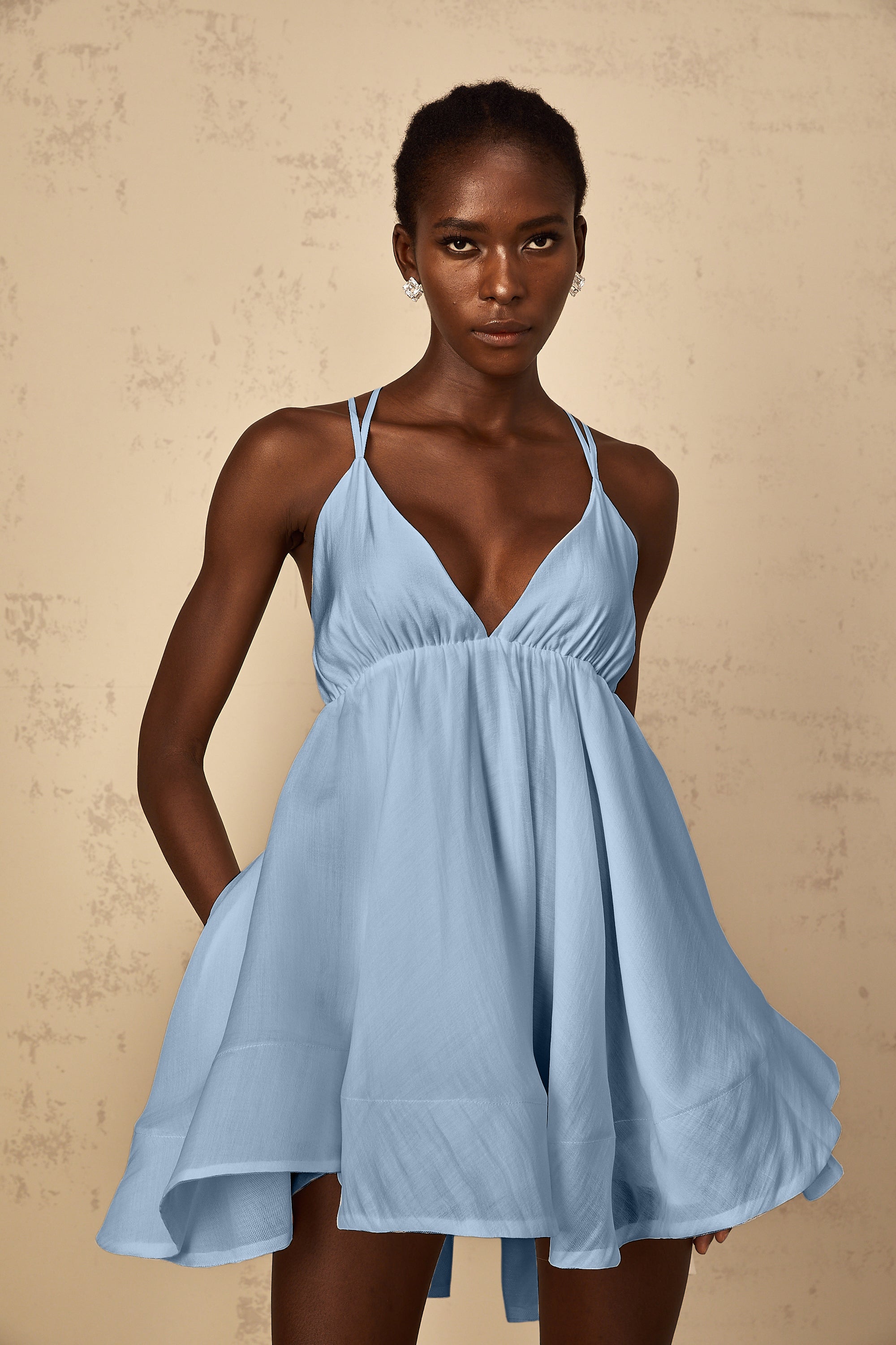 فستان كوينسي الأبيض القصير المكشكش