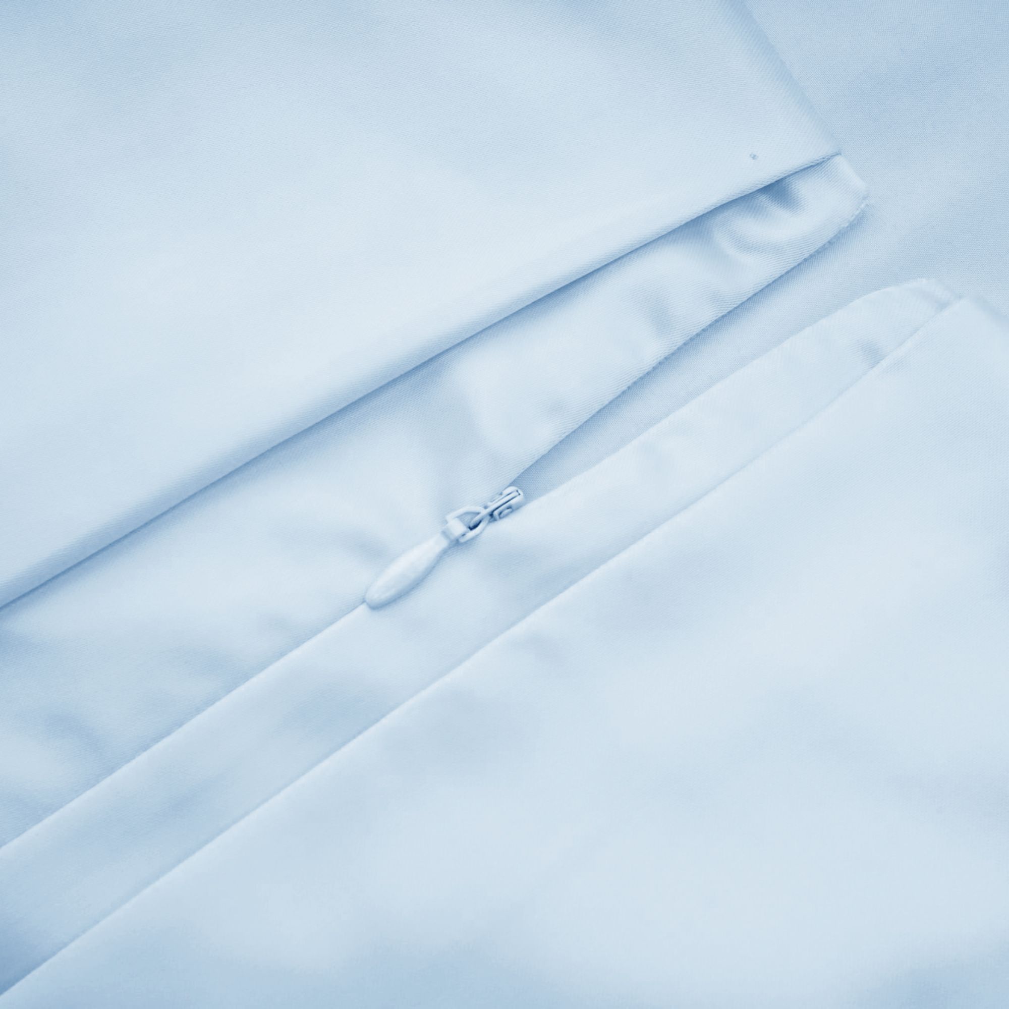 Avril – Blaues Minikleid aus Satin mit Blumenstickerei