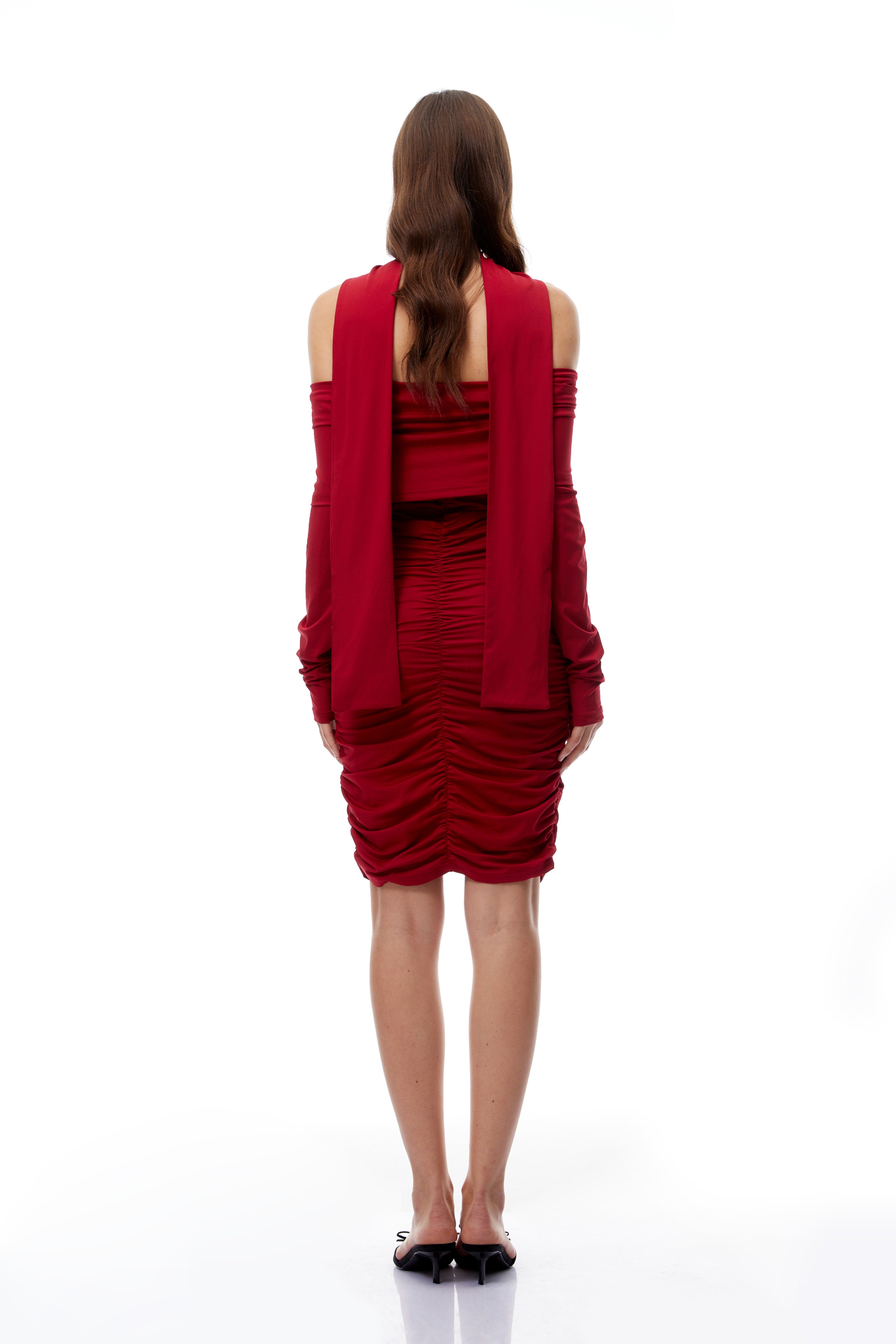 فستان جولي الأحمر القصير مكشوف الكتفين