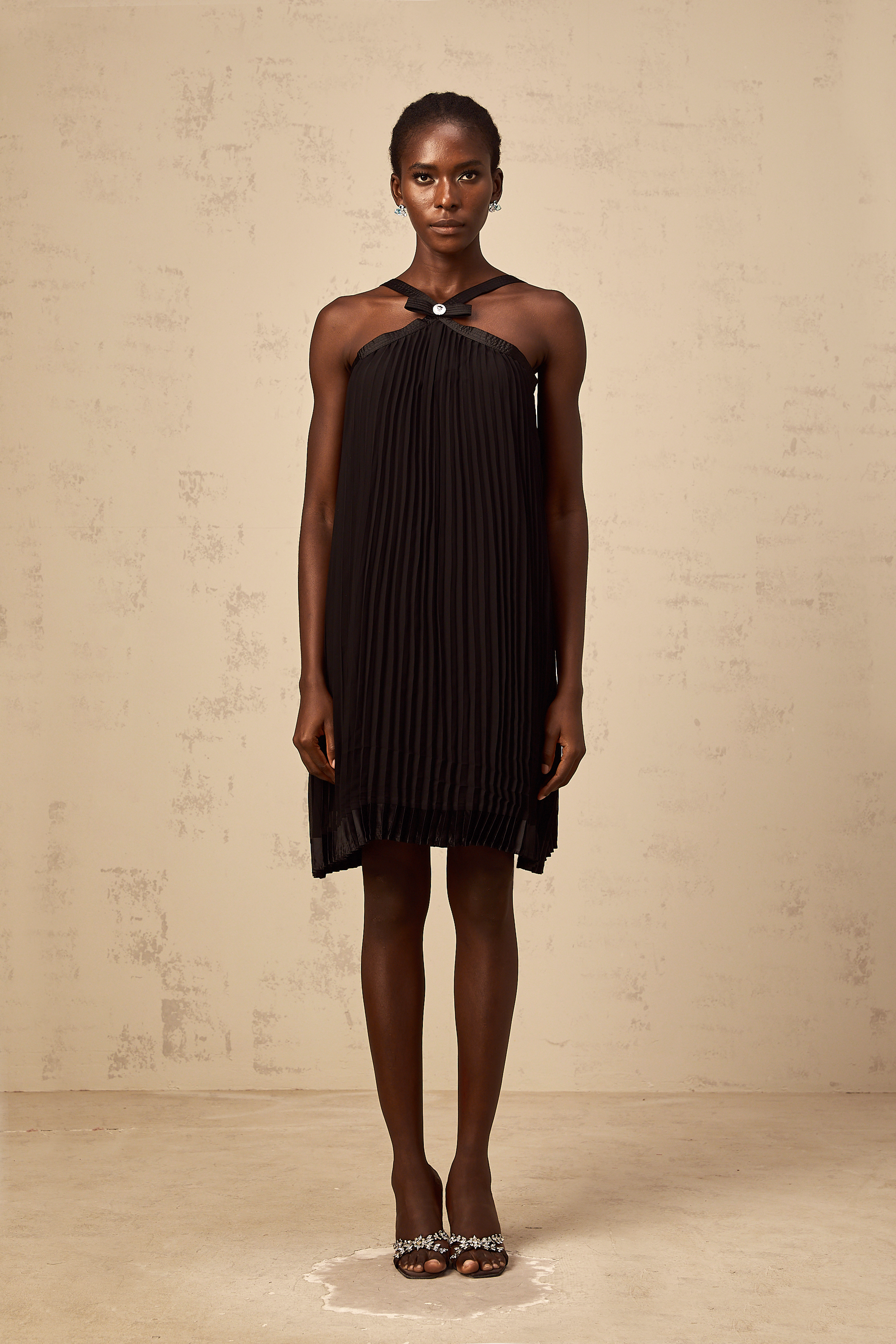 Zelda – Schwarzes, plissiertes Minikleid mit Schleife