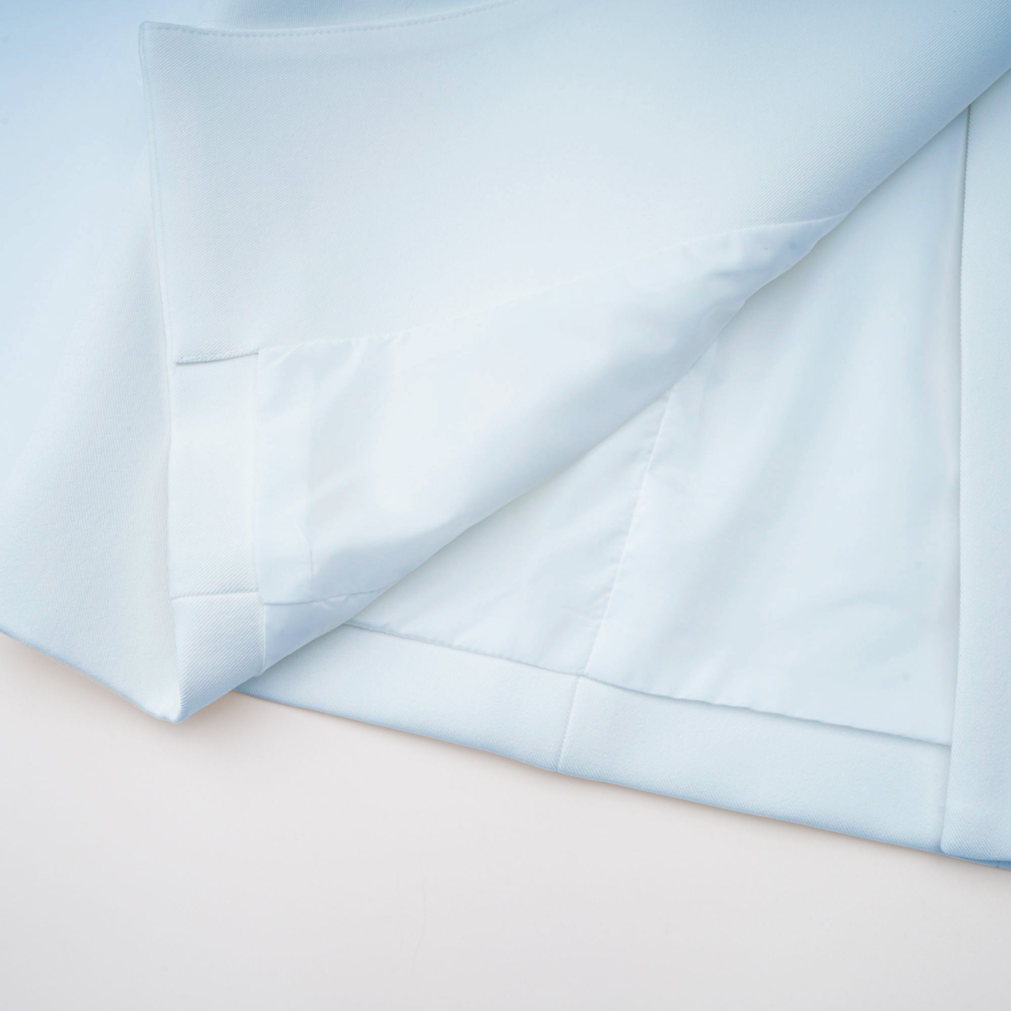 طقم جاكيت وتنورة بتصميم برميل إينورا