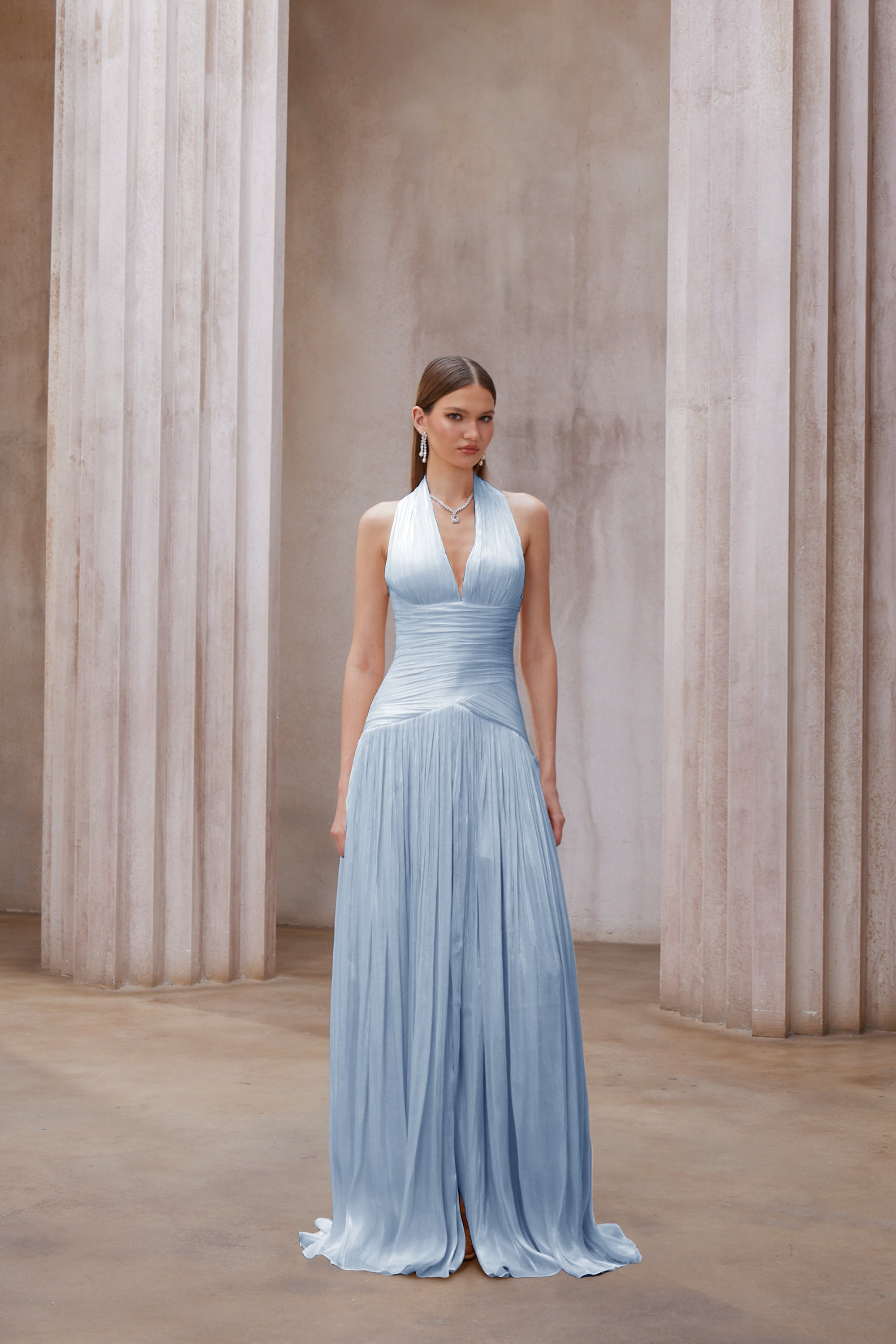 فستان ماكسي مكسّر باللون الأزرق من يوراني