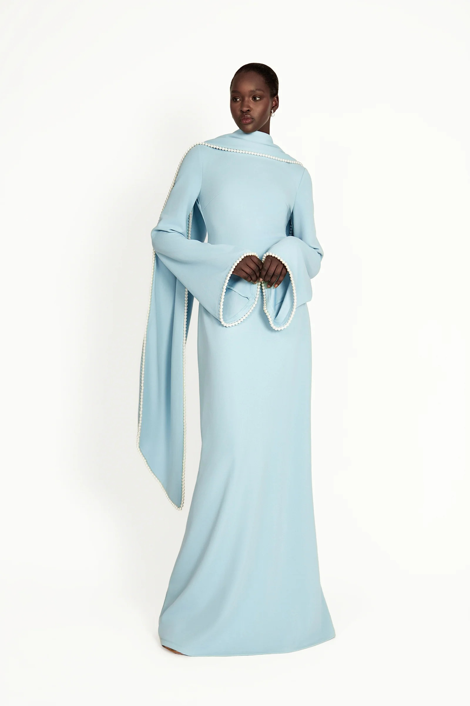 فستان ماكسي بيوروسكا الأزرق المزود بتفاصيل شال وحواف من اللؤلؤ